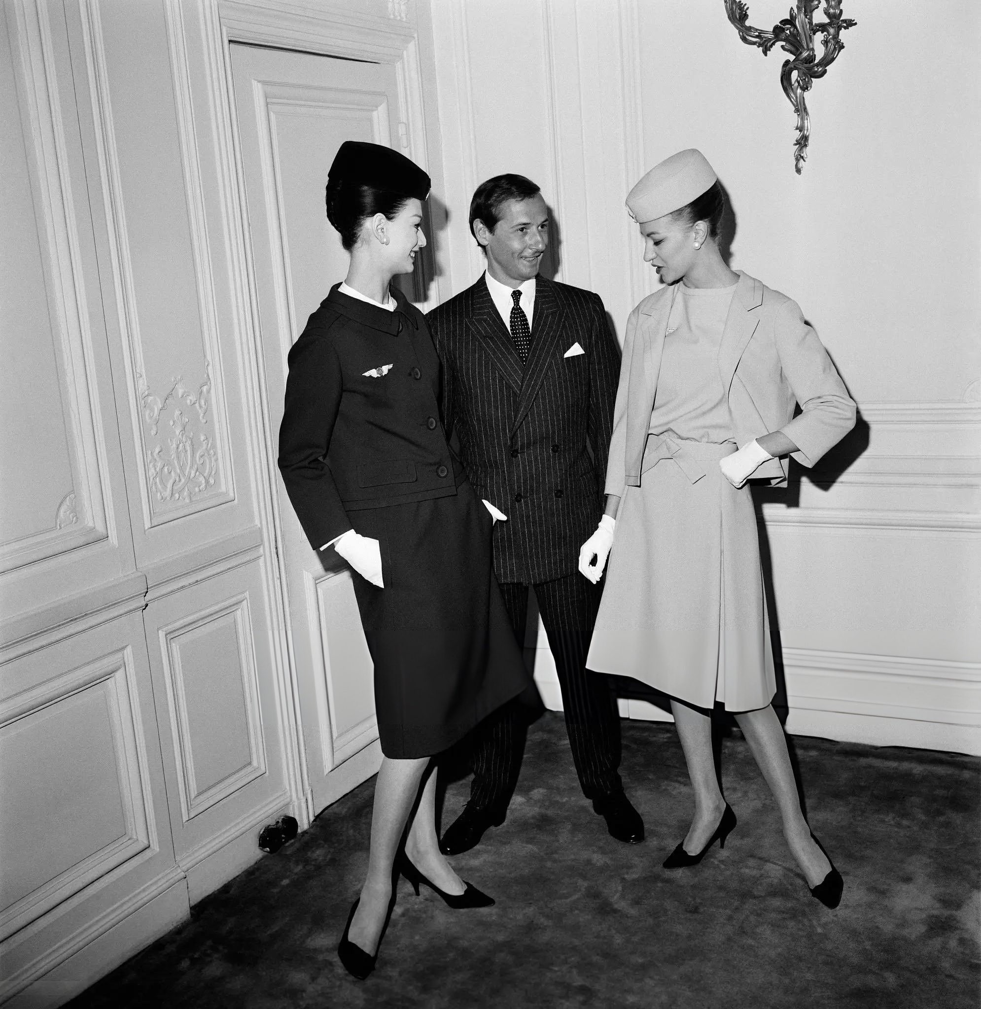 Hinh anh Dior và Cristobal Balenciaga - Đồng phục tiếp viên hàng không của hãng Air France 1
