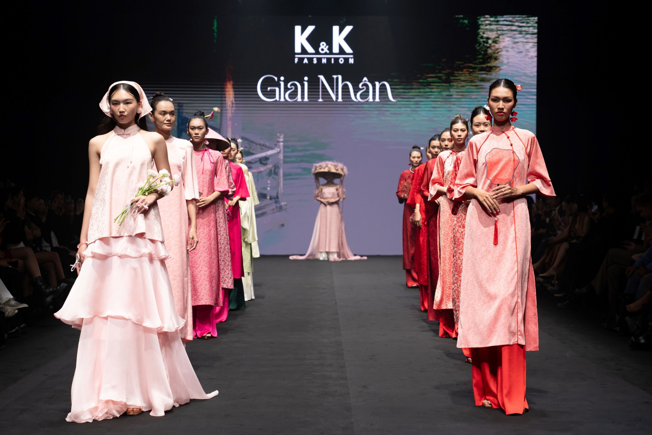Hinh anh K&K Fashion: “Giai nhân” - Tà áo dài của người phụ nữ Việt 1
