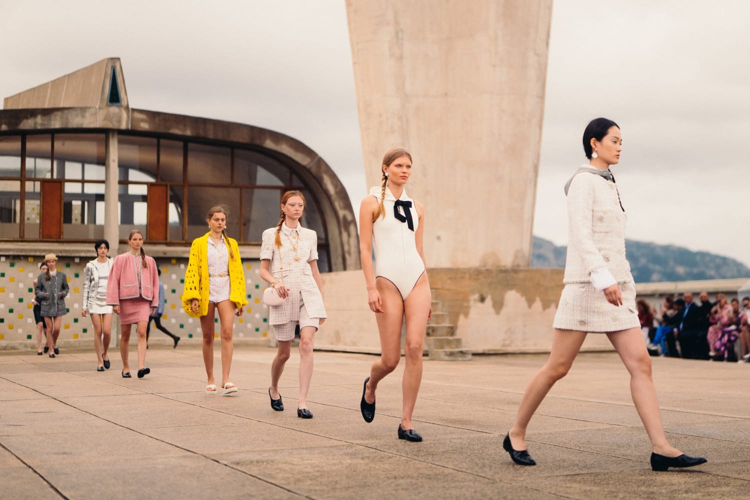 Hinh anh "Modern Flirt" - Thước phim lãng mạn mở màn cho show diễn Chanel Cruise 2025 tại Hồng Kông 2