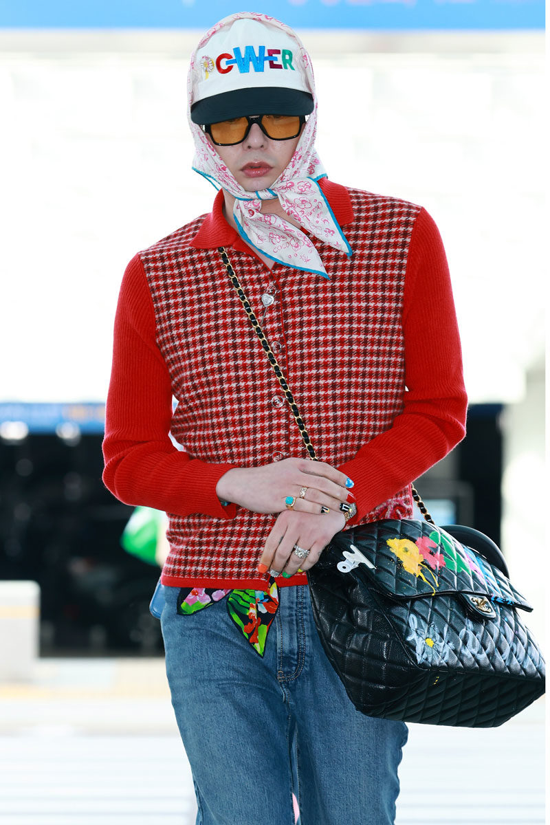 thời của G-dragon khi đến sân bay cho Chanel 2025
