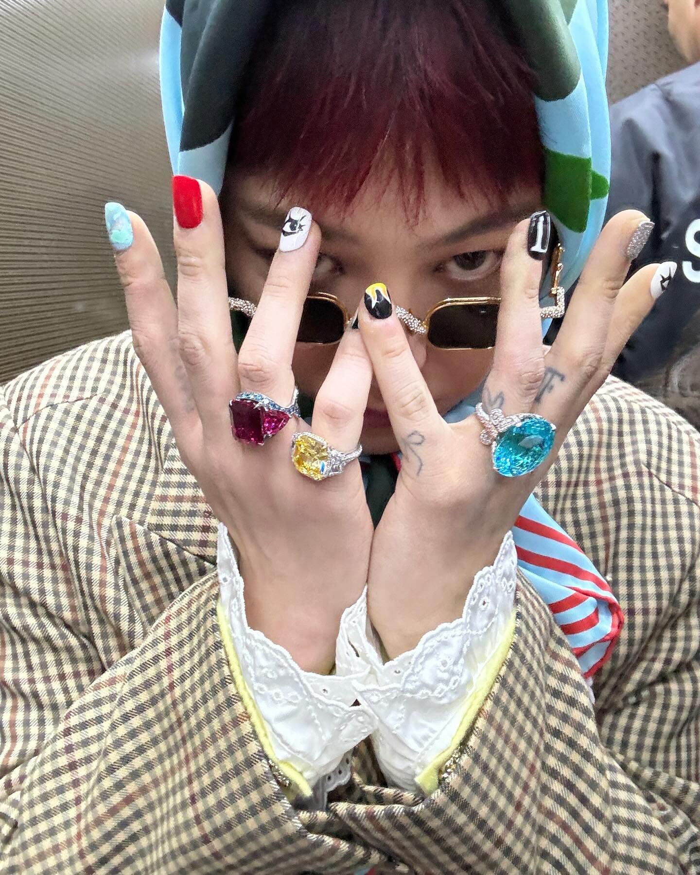 trang sức của G-Dragon trong Power