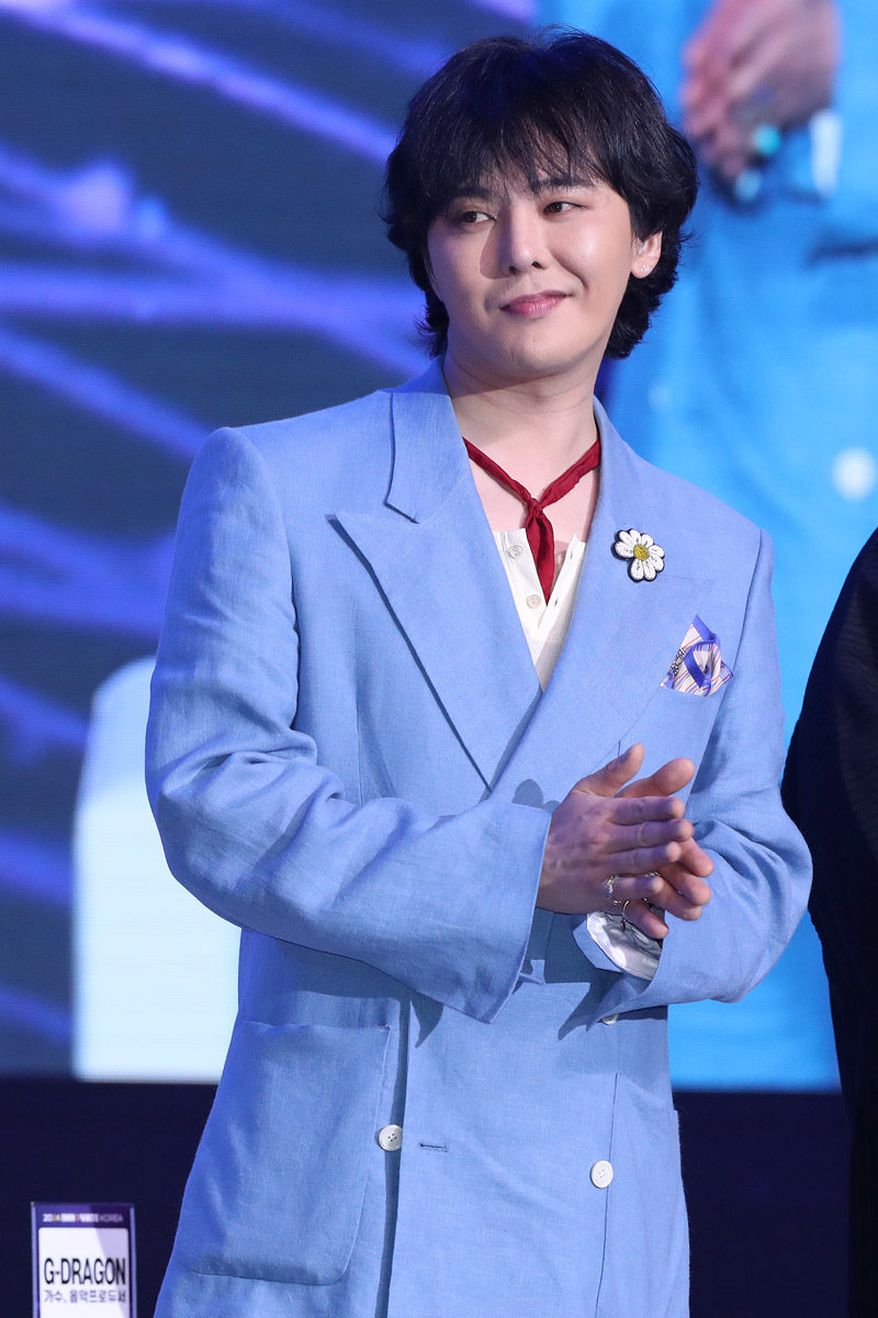 G-Dragon mặc suit