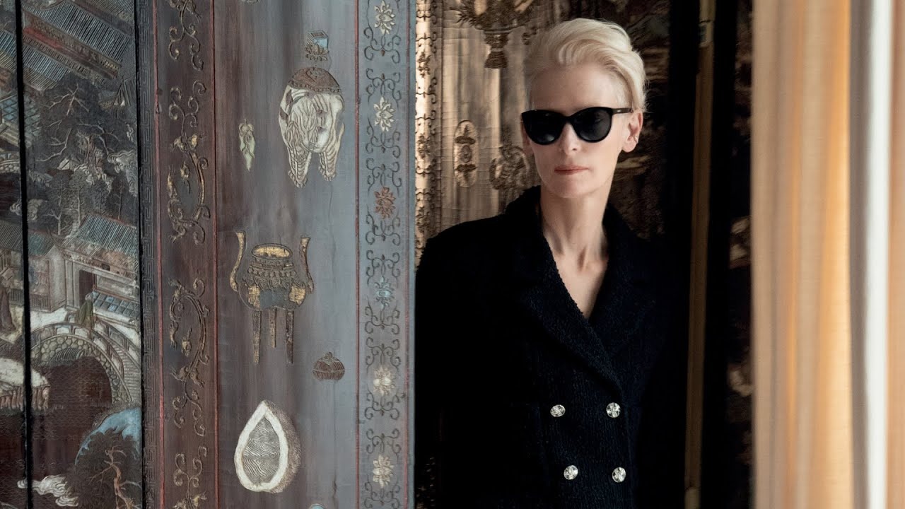 Diễn viên Tilda Swinton và đạo diễn Wim Wenders “mở màn” cho show diễn Chanel Métiers D'art 2024/25 