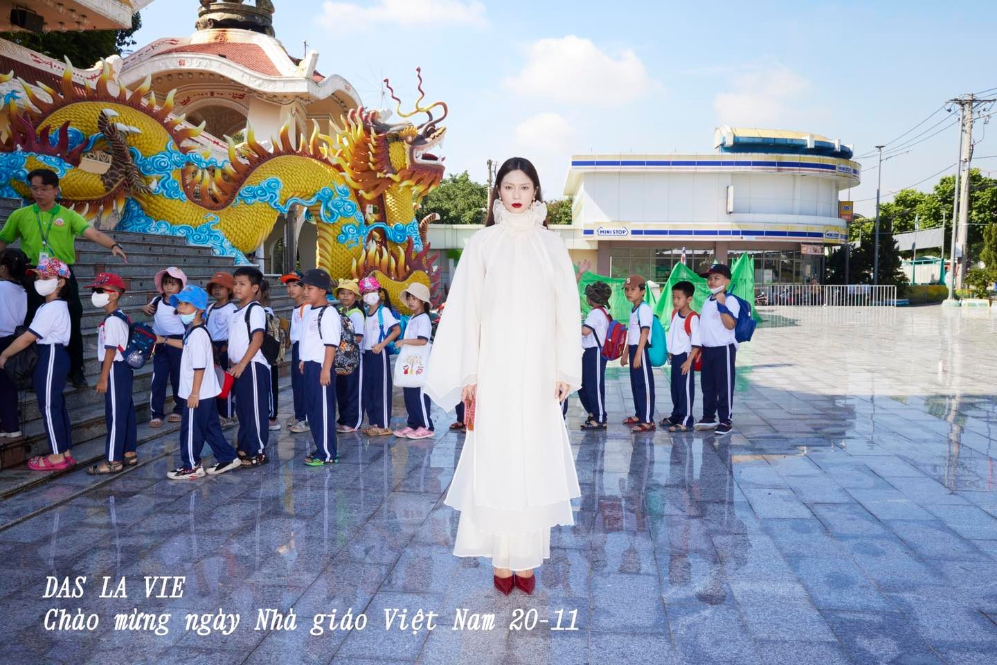 Hinh anh “Định hướng hình ảnh vẫn thống nhất từ trước đến giờ nhưng cách mình làm hình ảnh thì khác. Ban đầu, khi làm theo sở thích của mình, kết quả không được như kỳ vọng nên mình điều chỉnh dần. Giờ đây, khi đã có lượng khách hàng nhất định, mình tự tin đưa thêm những thứ mình thích vào, vừa làm công việc bớt nhàm chán, vừa thỏa mãn được đam mê cá nhân. Hình ảnh mang định hướng quốc tế, như mình nói, không phải là mình không thích - mình thích khoảng 30%, còn lại 70% là dành cho những gì thật sự thuộc về mình” 1
