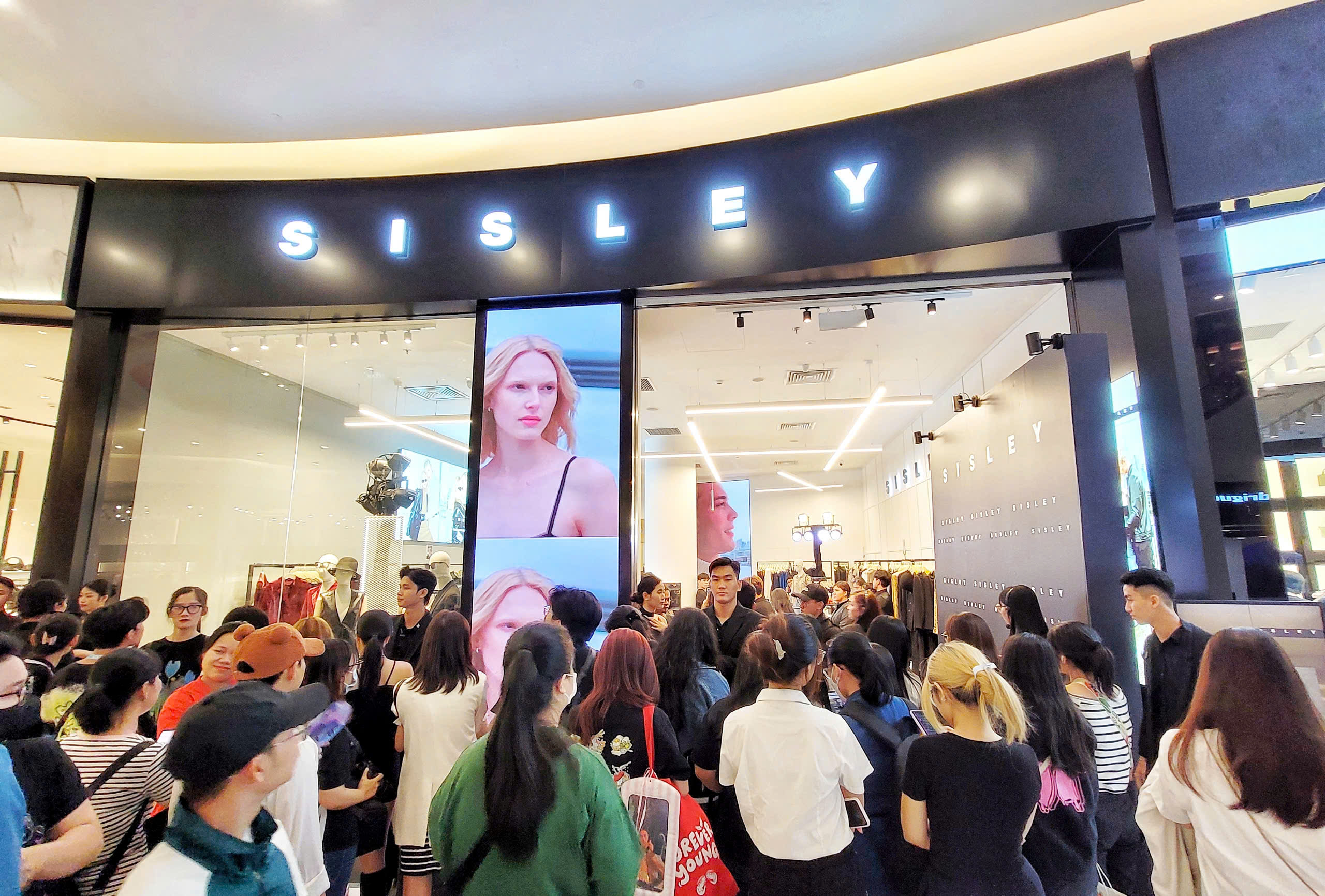 Hinh anh Bữa tiệc thời trang được SISLEY chiêu đãi tại Crescent Mall với sự tham dự đặc biệt của loạt sao, mang đến trải nghiệm thị giác ấn tượng với concept “Sexy.Cool.Urban” trọn vẹn tinh thần thời trang Ý. 2