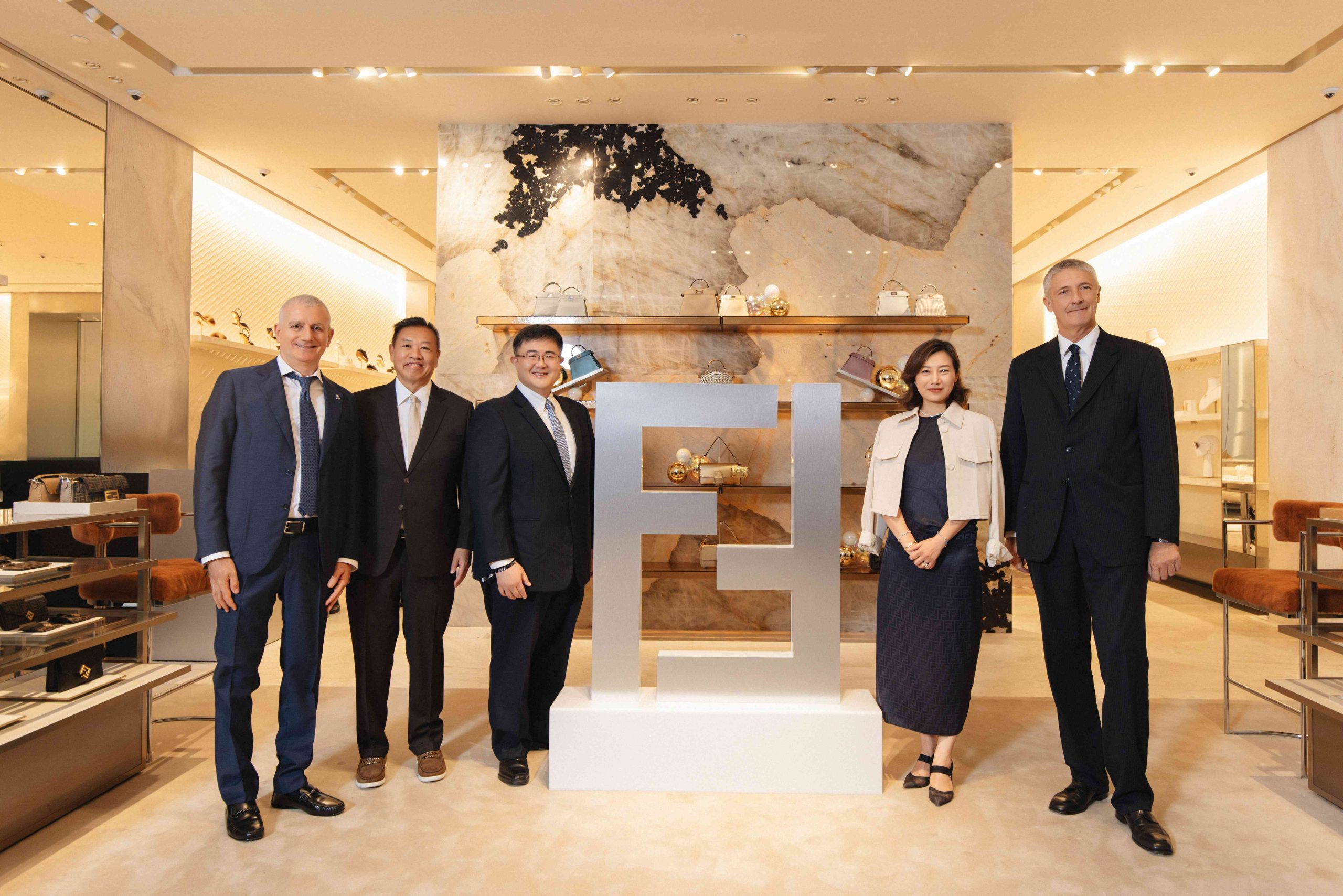 Hinh anh Fendi chính thức ra mắt cửa hàng mới tại TP. Hồ Chí Minh vừa qua, đánh dấu sự kiện bằng một bữa tiệc cocktail sang trọng. Sự kiện đồng thời giới thiệu bộ sưu tập Thu/Đông 2024-25, mang đến trải nghiệm đẳng cấp cho giới mộ điệu. 5