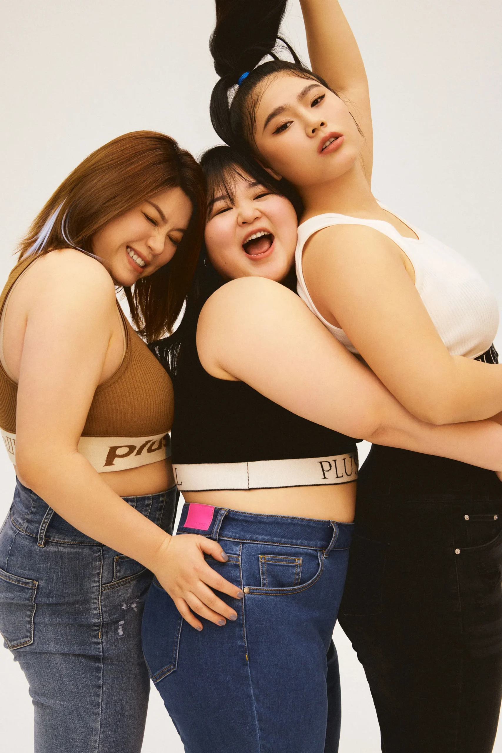 Hinh anh Có câu nói rằng “Mua sắm thời trang là niềm vui thuần tuý của con người.” Có lẽ là thế khi mỗi tế bào dopamine tận hưởng trong niềm vui tột độ vì khi nhìn thấy món quần áo ưng ý và tưởng tượng bản thân sẽ rạng rỡ như thế nào khi diện chúng trên người. Với đại đa số, bước tiếp theo sẽ đơn giản thôi: Hãy mua nó đi! Tuy nhiên với nhiều người khác, trải nghiệm mua sắm sẽ không dừng lại ở đó. Đây là lúc bạn bắt đầu suy nghĩ “Liệu có size của mình không?” 1