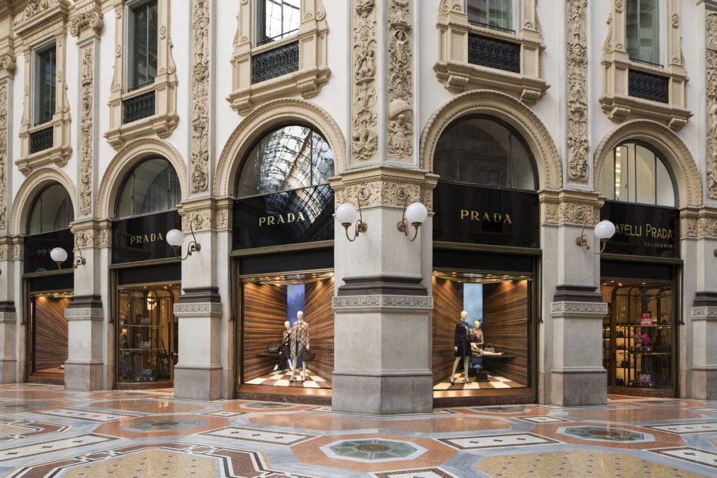 Hinh anh Prada xem xét mua lại Versace 1