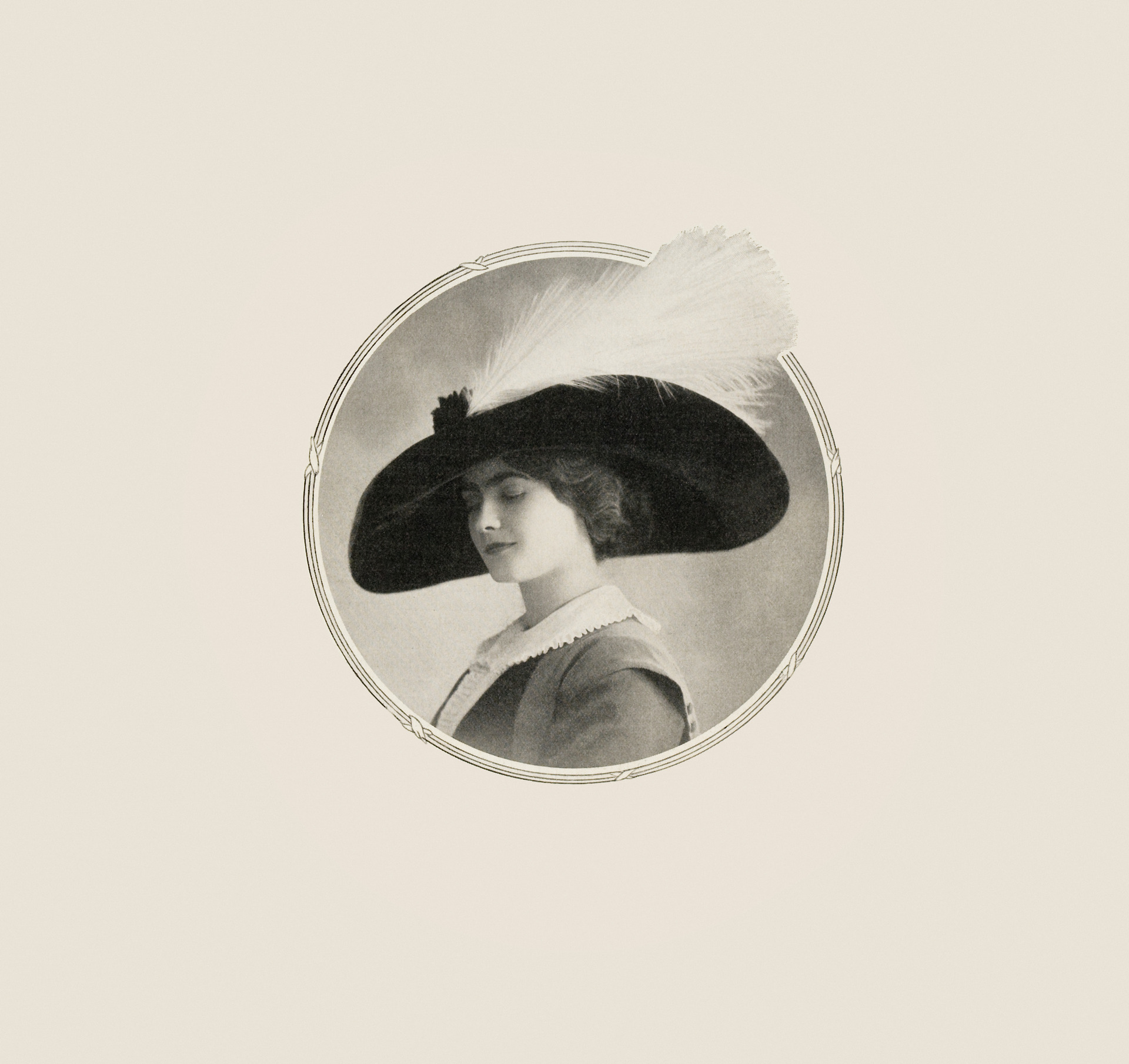 mũ lông vũ Gabrielle Chanel