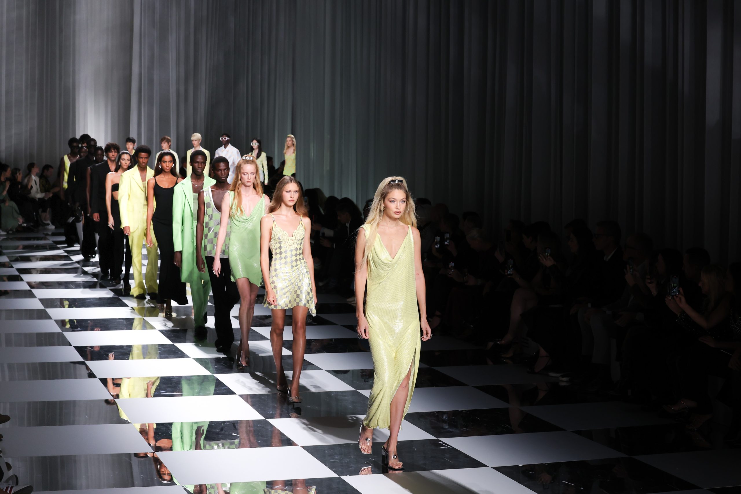 Hinh anh Prada xem xét mua lại Versace 2