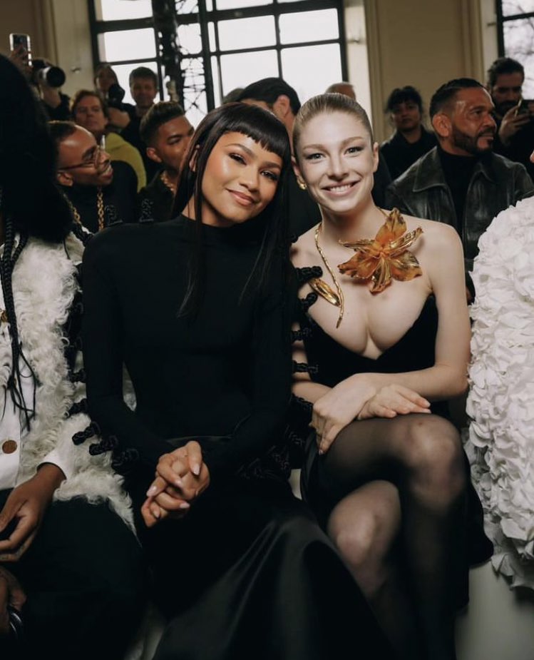 Hinh anh Zendaya và "bạn gái cũ" tại hàng đầu của Schiaparelli Haute Couture 2025 1