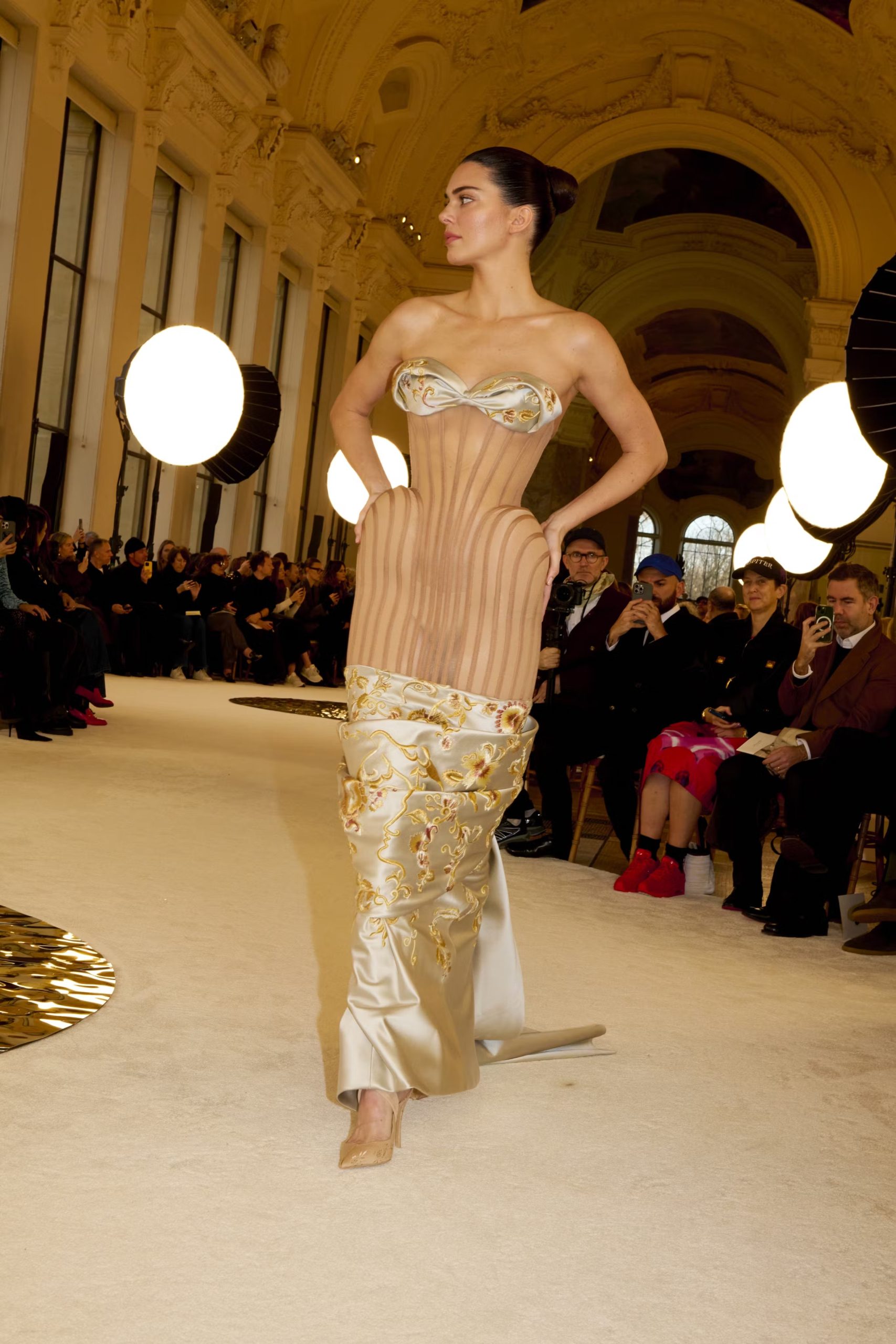 Hinh anh “Chiếc váy trong mơ” của Kendall Jenner tại Schiaparelli Haute Couture 2025 1