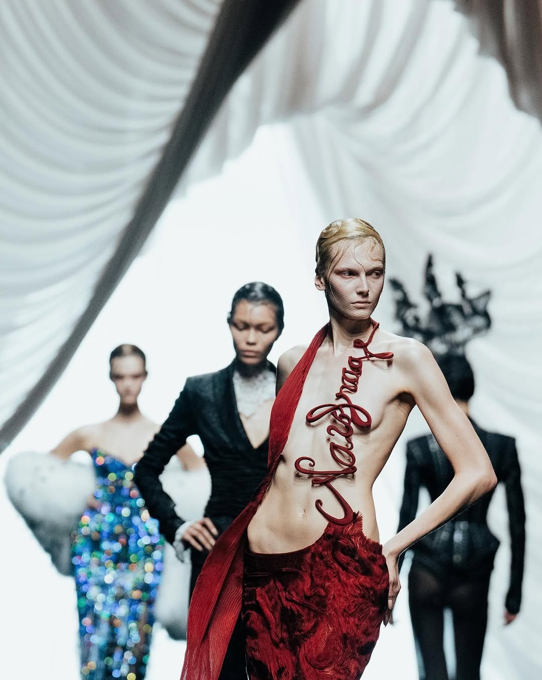 Hinh anh Những show diễn Haute Couture Xuân Hè 2025 định hình một kỷ nguyên mới thật khởi sắc của thế giới thời trang 1
