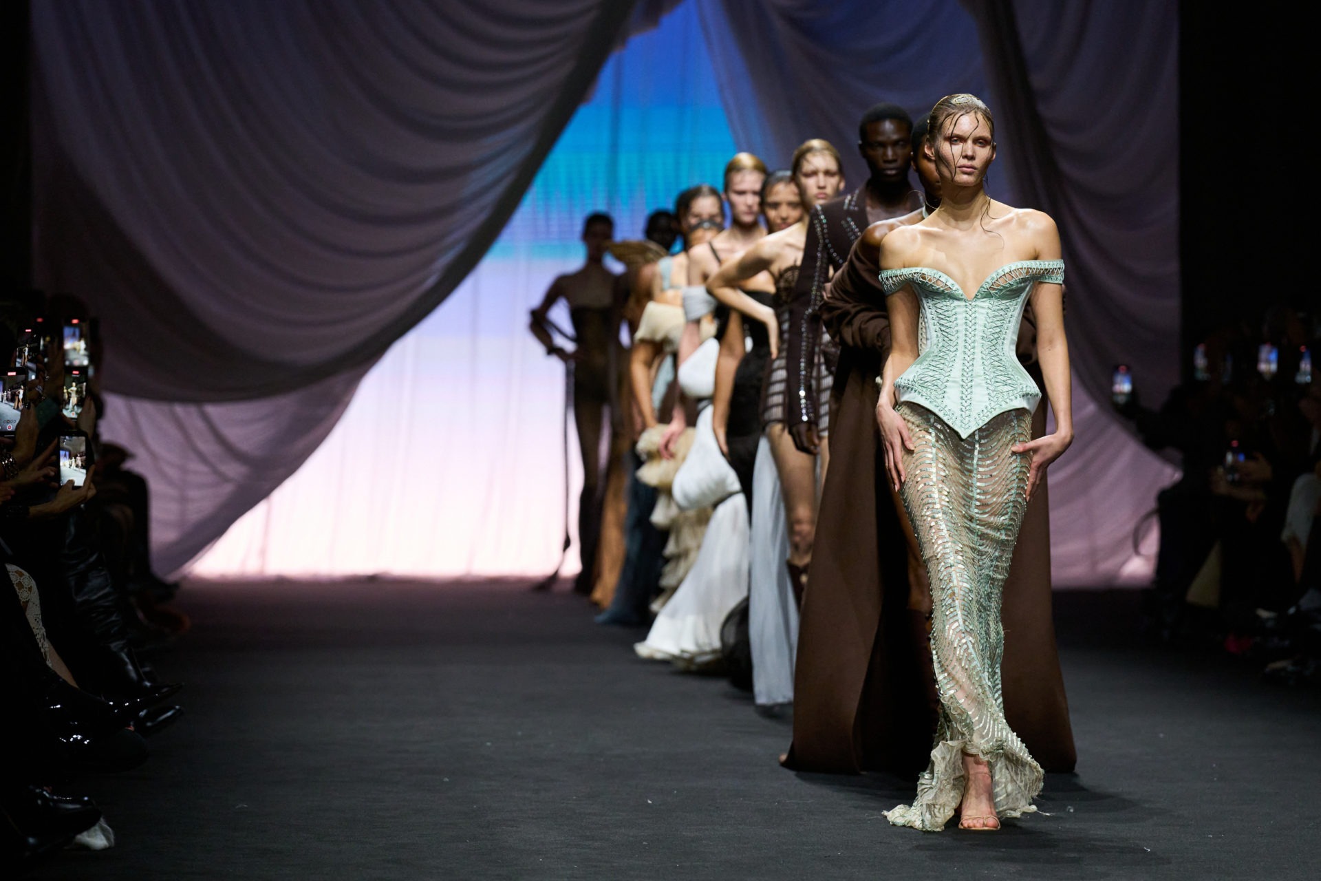 Những show diễn Haute Couture Xuân Hè 2025 định hình một kỷ nguyên mới thật khởi sắc của thế giới thời trang
