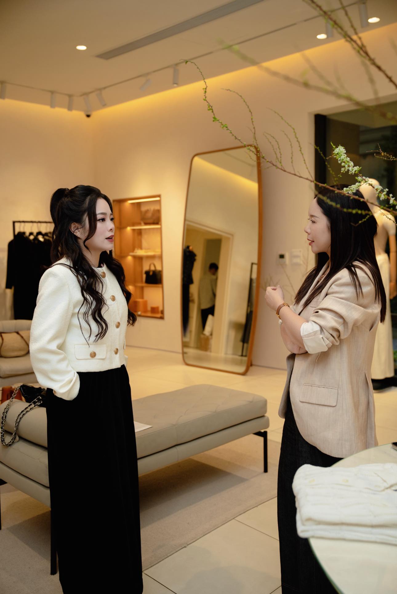 Hinh anh Vừa qua, STYLE LOUNGE cũng có hợp tác phiên livestream với Hằng Túi. Xu 1