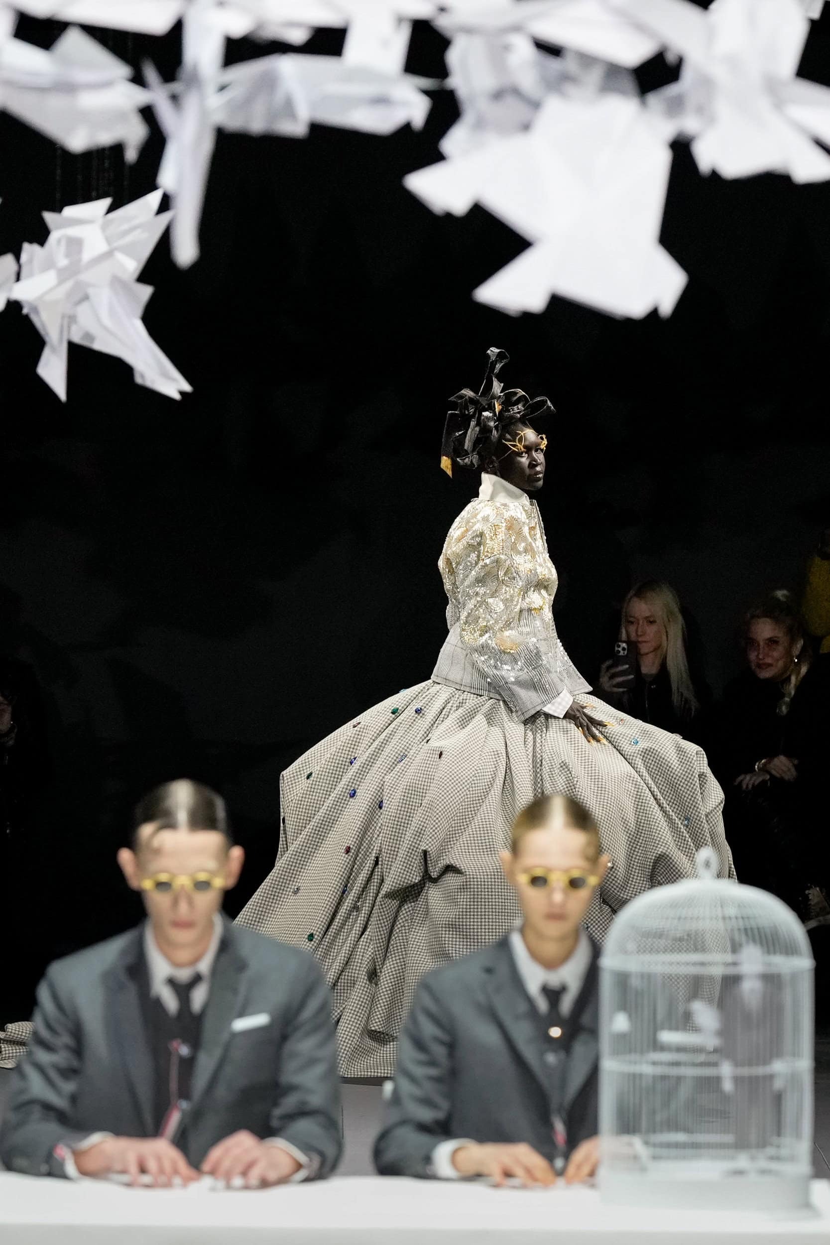 Hinh anh Thom Browne Fall 2025 - Chuyến bay của trí tưởng tượng và sự tự do 1