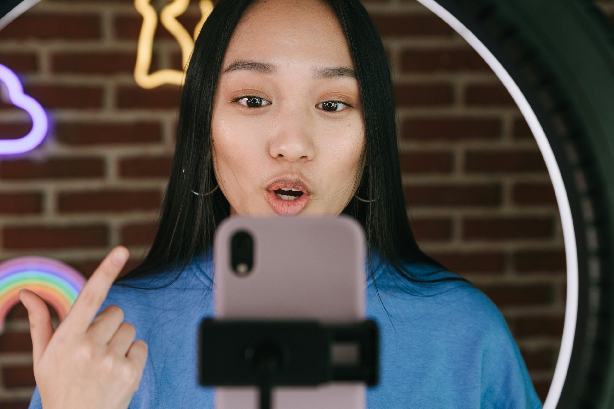 Hinh anh Sự thống lĩnh thị trường của Shopee và TikTok Shop trong ngành hàng thời trang phổ thông. 1