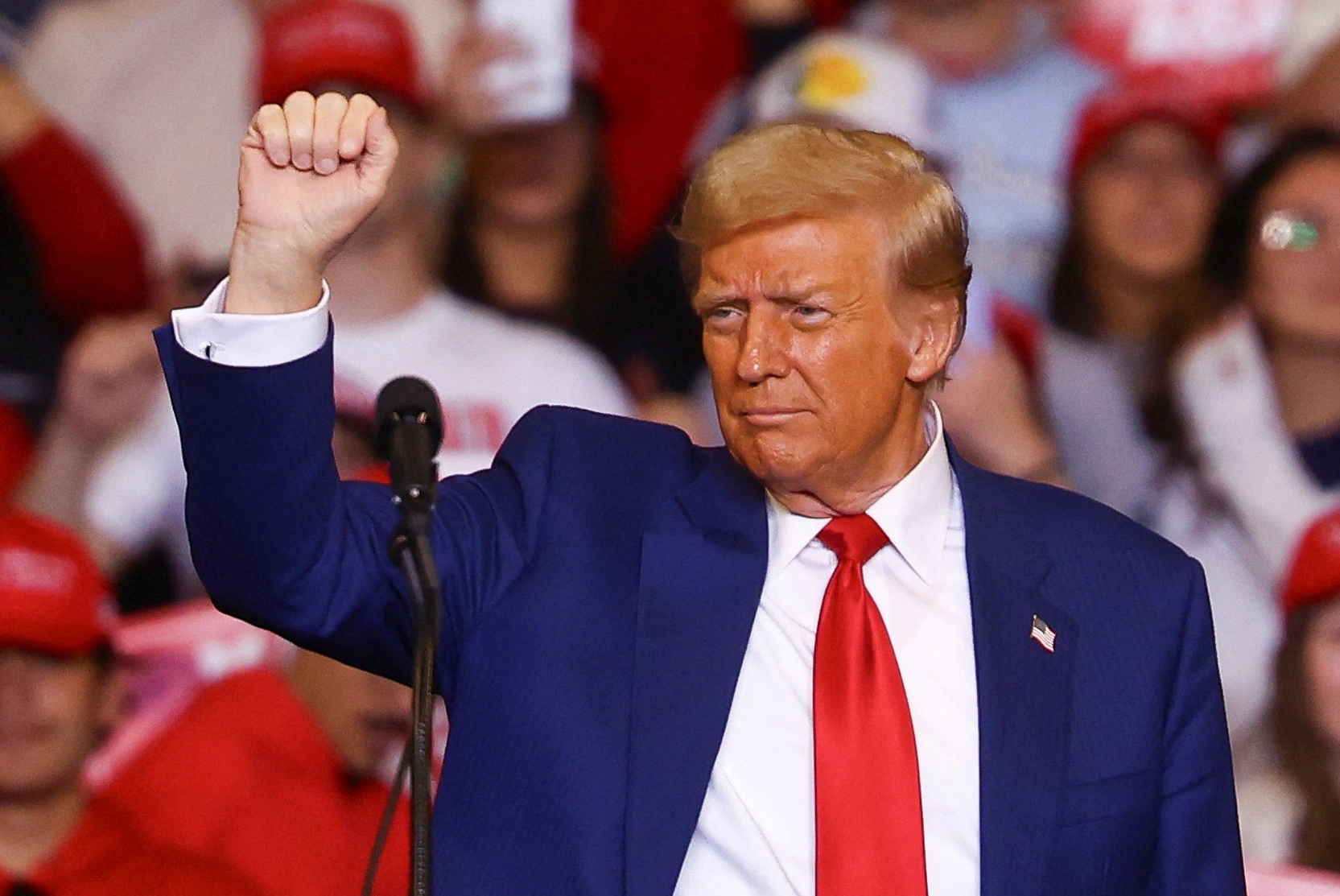 Hinh anh Dưới thời Tổng thống Donald Trump sẽ ảnh hưởng thế nào đến ngành thời trang xa xỉ? 1