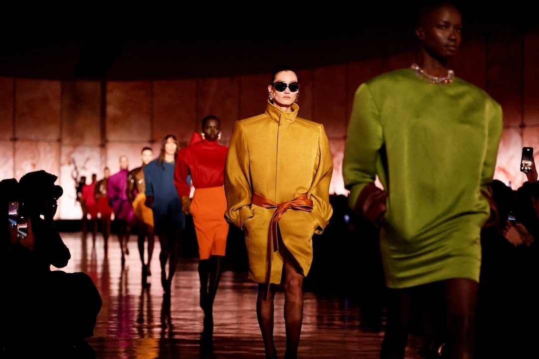 Saint Laurent Fall/ Winter 2025: Sự “ồn ào” của những năm 80 vương giả