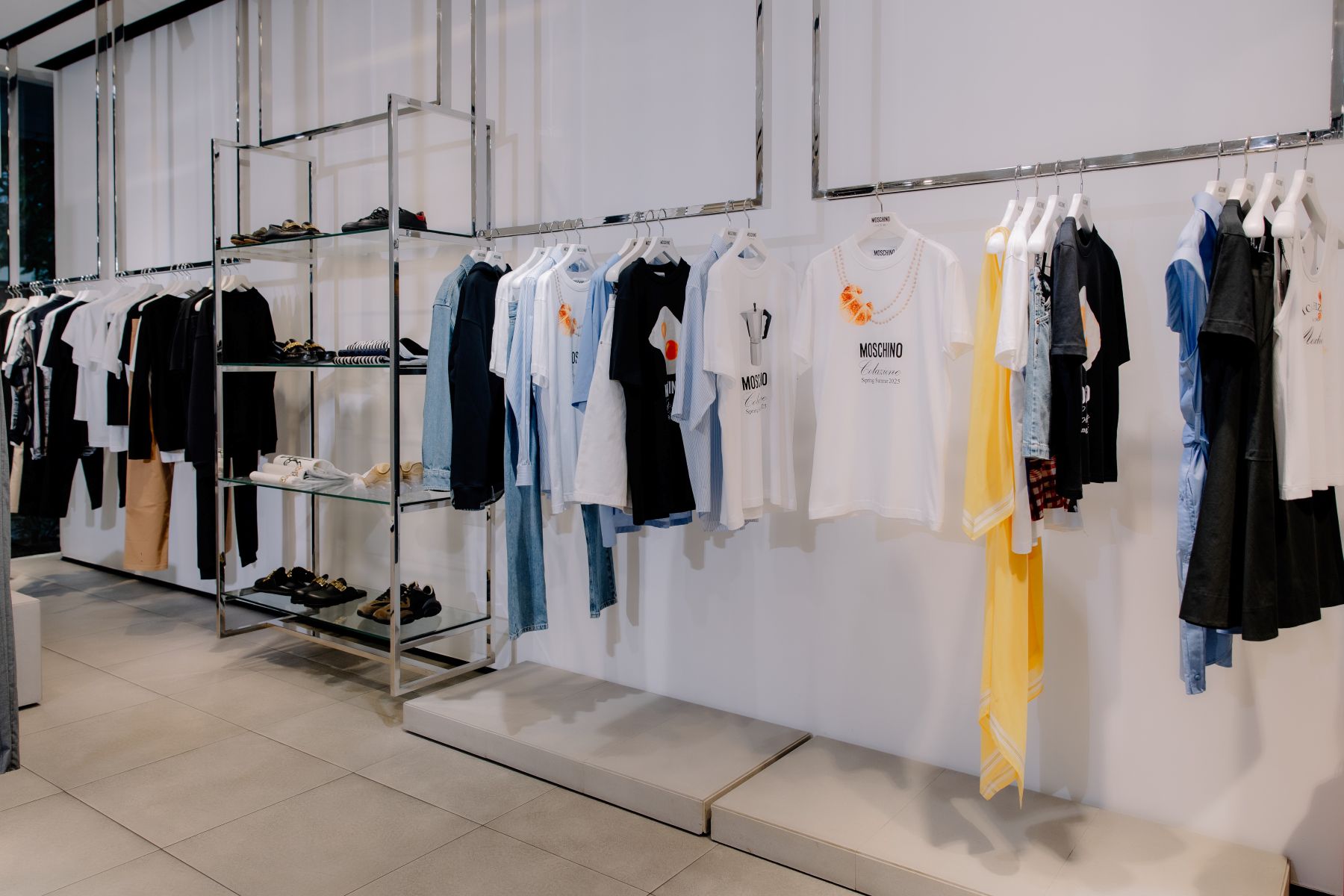 Hinh anh Với chủ đề "Hành trình khám phá", say hi BST Xuân Hè 2025 cùng anh trai Dương Domic và nhà mốt Moschino. 2