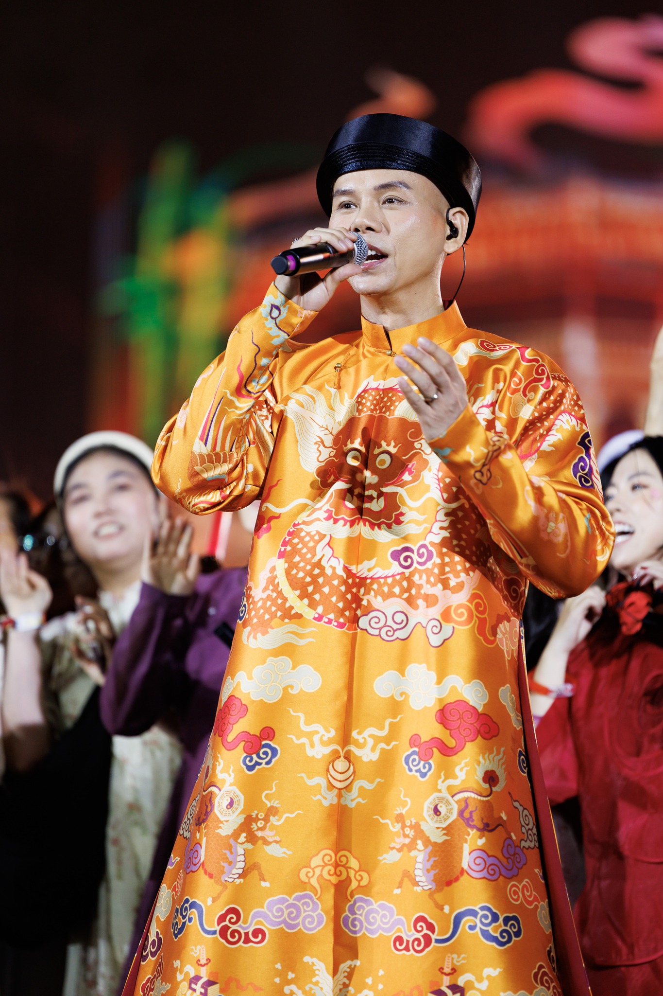 Hinh anh Bằng sự truyền cảm hứng đến từ các nghệ sĩ, và sự yêu mến của đông đảo khán giả dõi theo, concert đã tạo được tiếng vang khi được xác lập kỷ lục Guiness là sự kiện có số lượng hơn 5,000 người tham gia mặc Việt phục đông nhất. 8