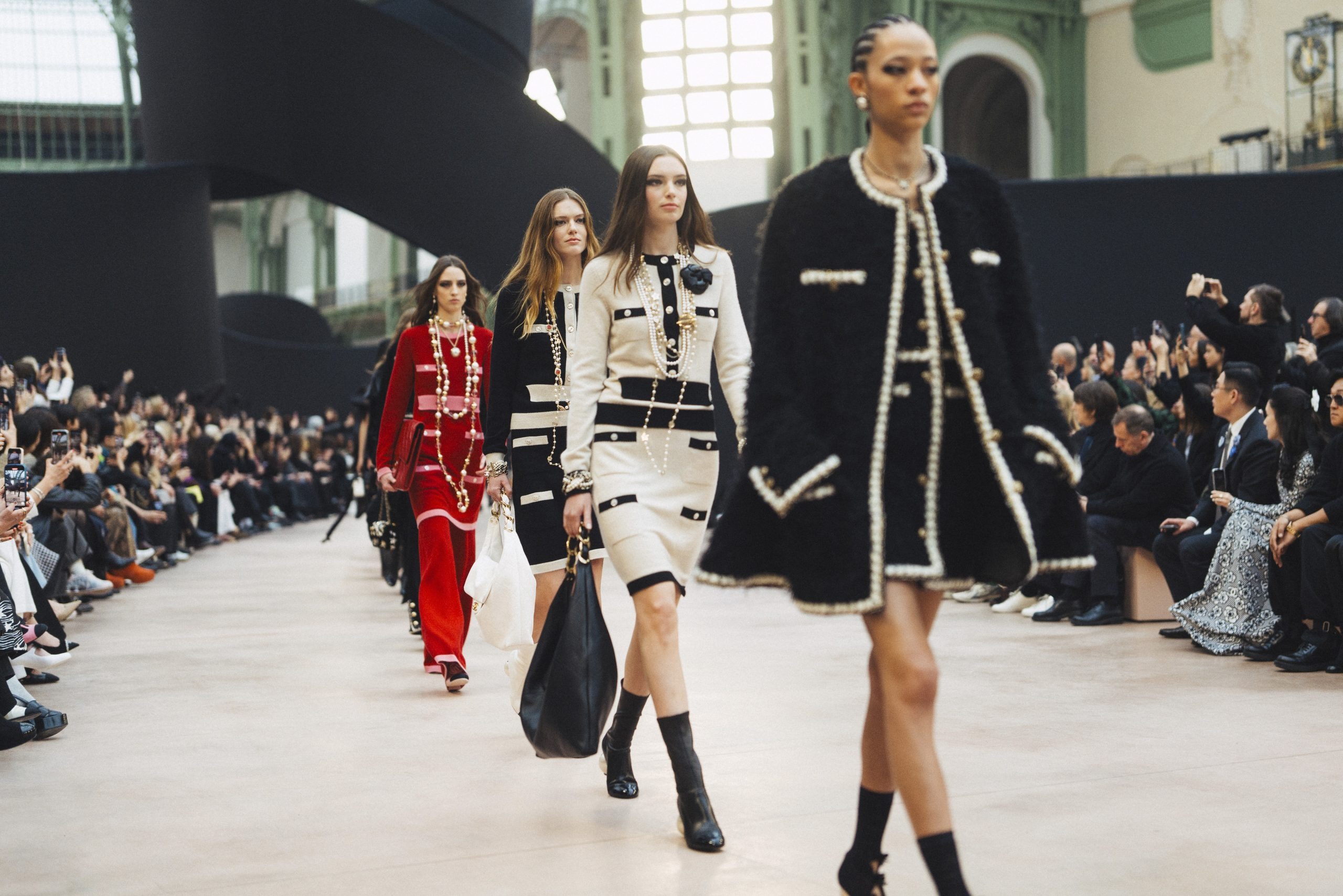 Hinh anh Chanel Fall/ Winter 2025 đem đến hàng loạt bản kiến tạo về những chiếc nơ với đủ mọi hình dạng, kích cỡ, màu sắc, chất liệu, và hàng loạt cách sử dụng: từ truyền thống đến hiện đại. 7