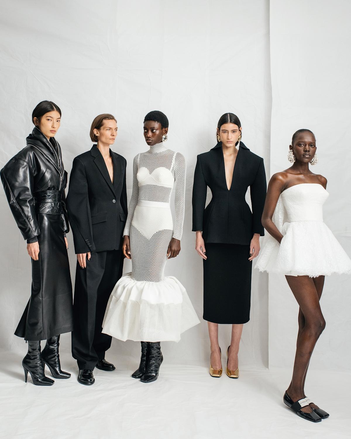 Hinh anh Givenchy Fall/ Winter 2025: Sarah Burton "phủi bụi" thời gian, đánh thức vẻ nữ tính truyền thống của Hubert de Givenchy 1