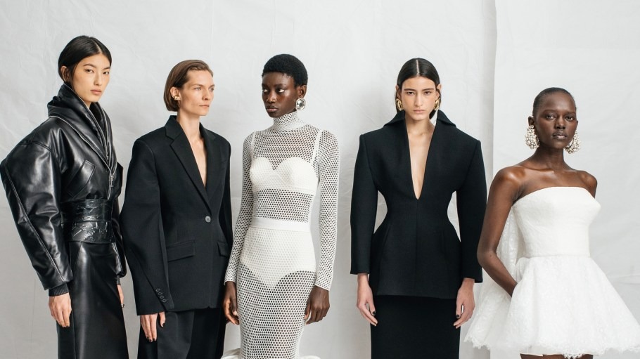 Givenchy Fall/ Winter 2025: Sarah Burton "phủi bụi" thời gian, đánh thức vẻ nữ tính truyền thống của Hubert de Givenchy 