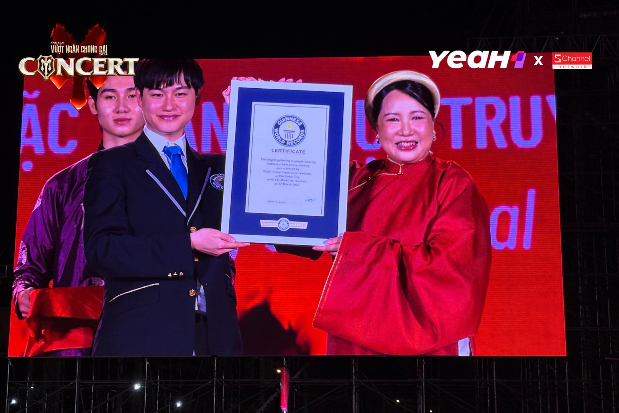Hinh anh Bằng sự truyền cảm hứng đến từ các nghệ sĩ, và sự yêu mến của đông đảo khán giả dõi theo, concert đã tạo được tiếng vang khi được xác lập kỷ lục Guiness là sự kiện có số lượng hơn 5,000 người tham gia mặc Việt phục đông nhất. 1