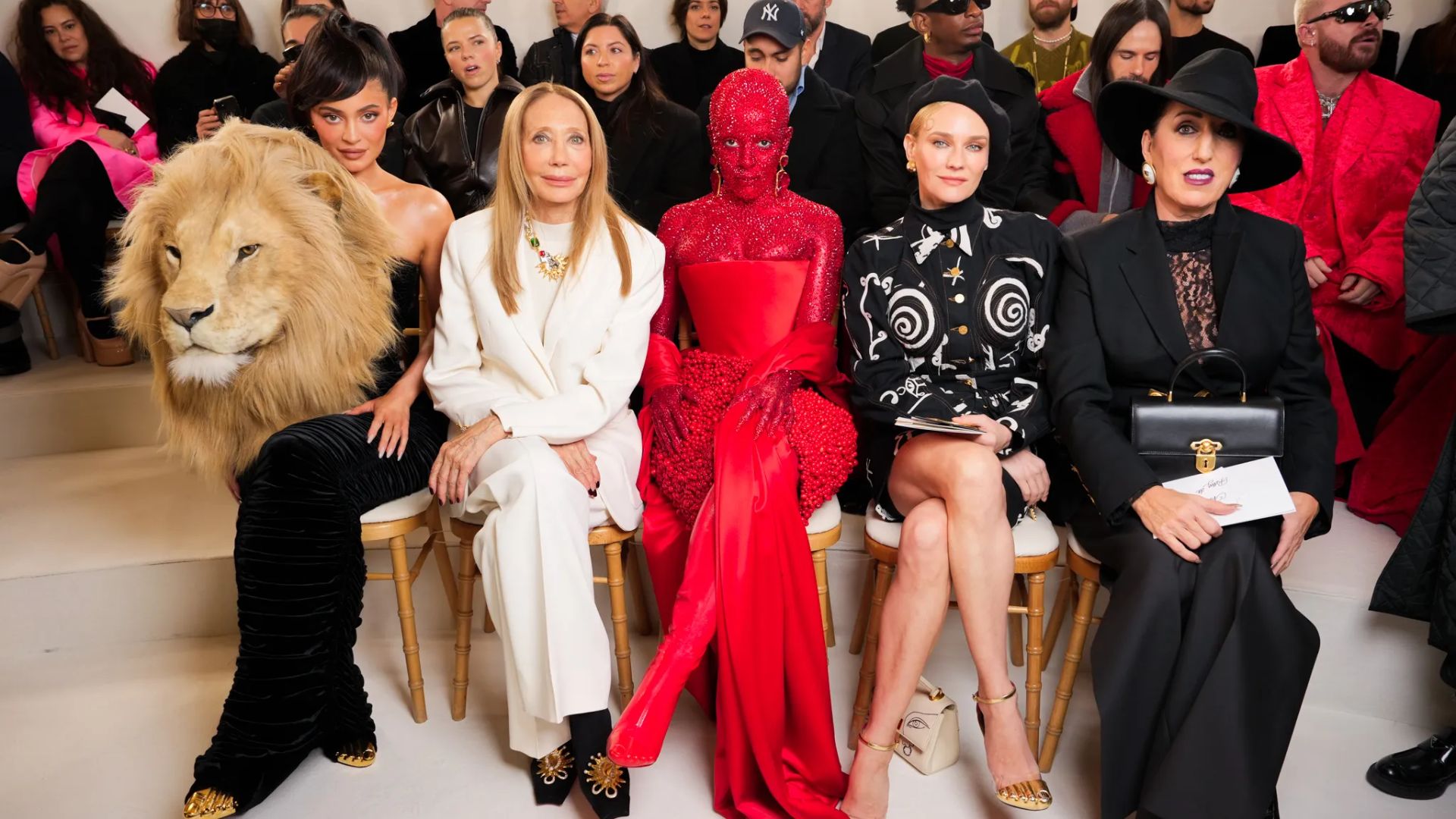 Hinh anh Kylie Jenner và Doja Cat tại Schiaparelli 1