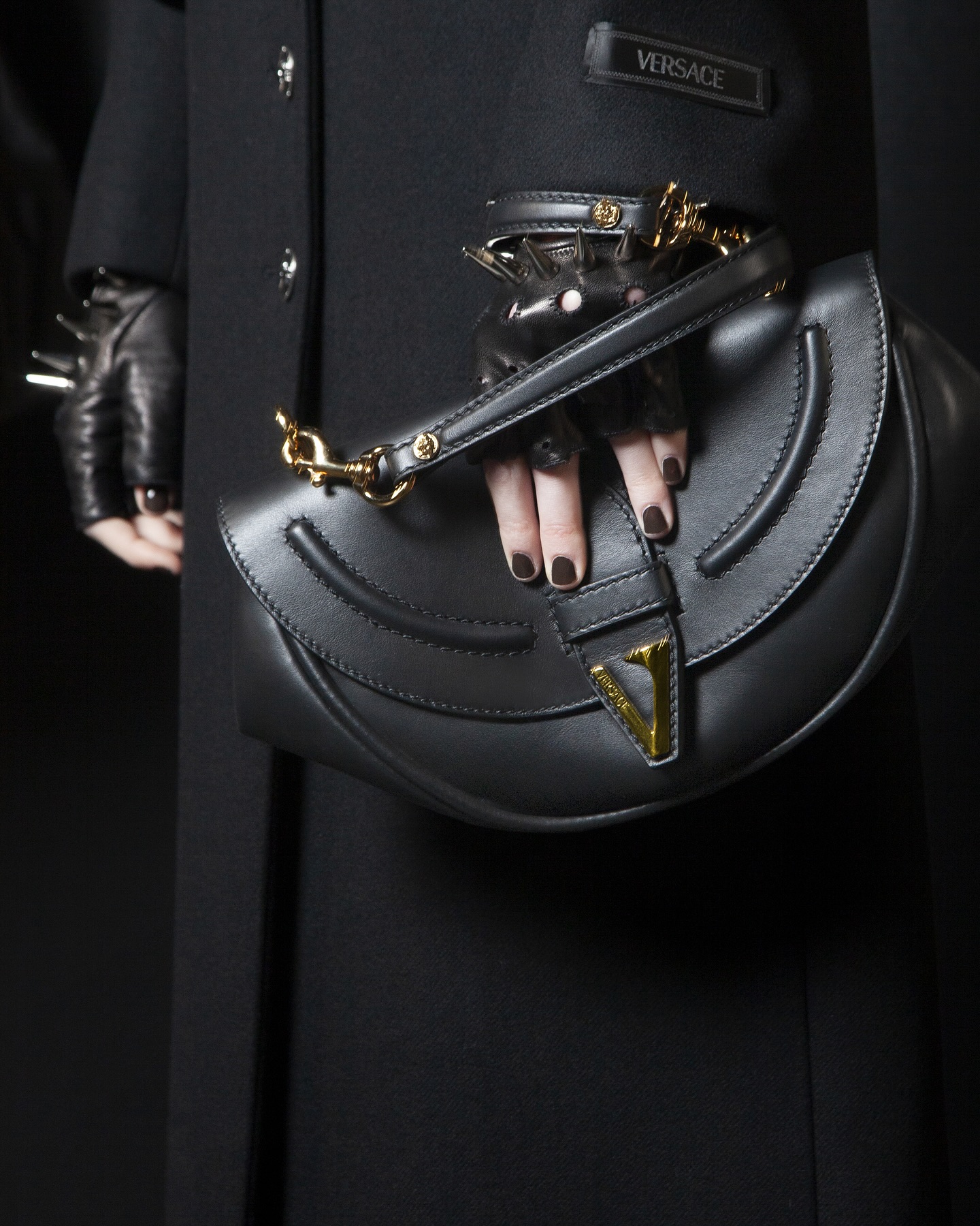 Hinh anh Thương vụ mua lại Versace - Nước đi chiến lược 1