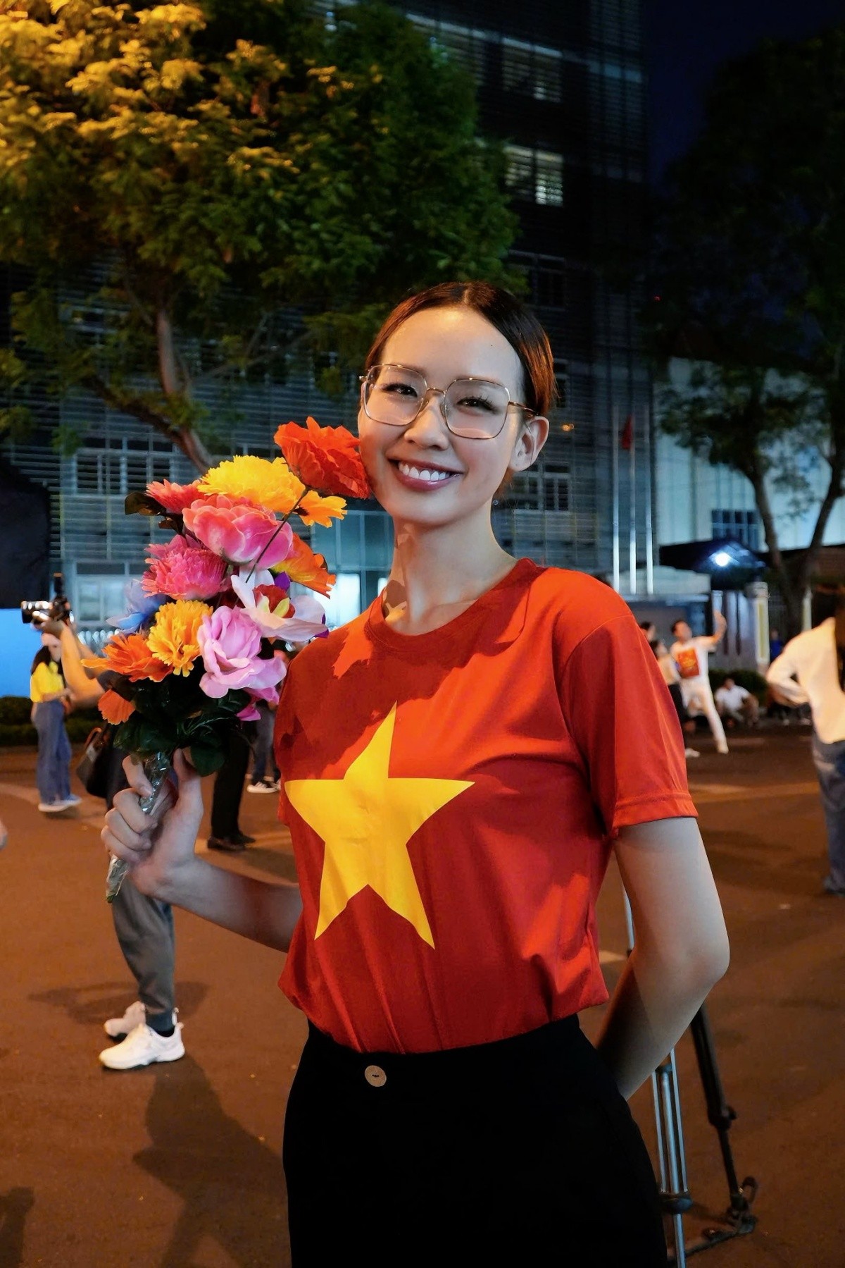 Hinh anh Tự hào màu đỏ sao vàng, Quốc kỳ phấp phới 50 năm hòa bình 6