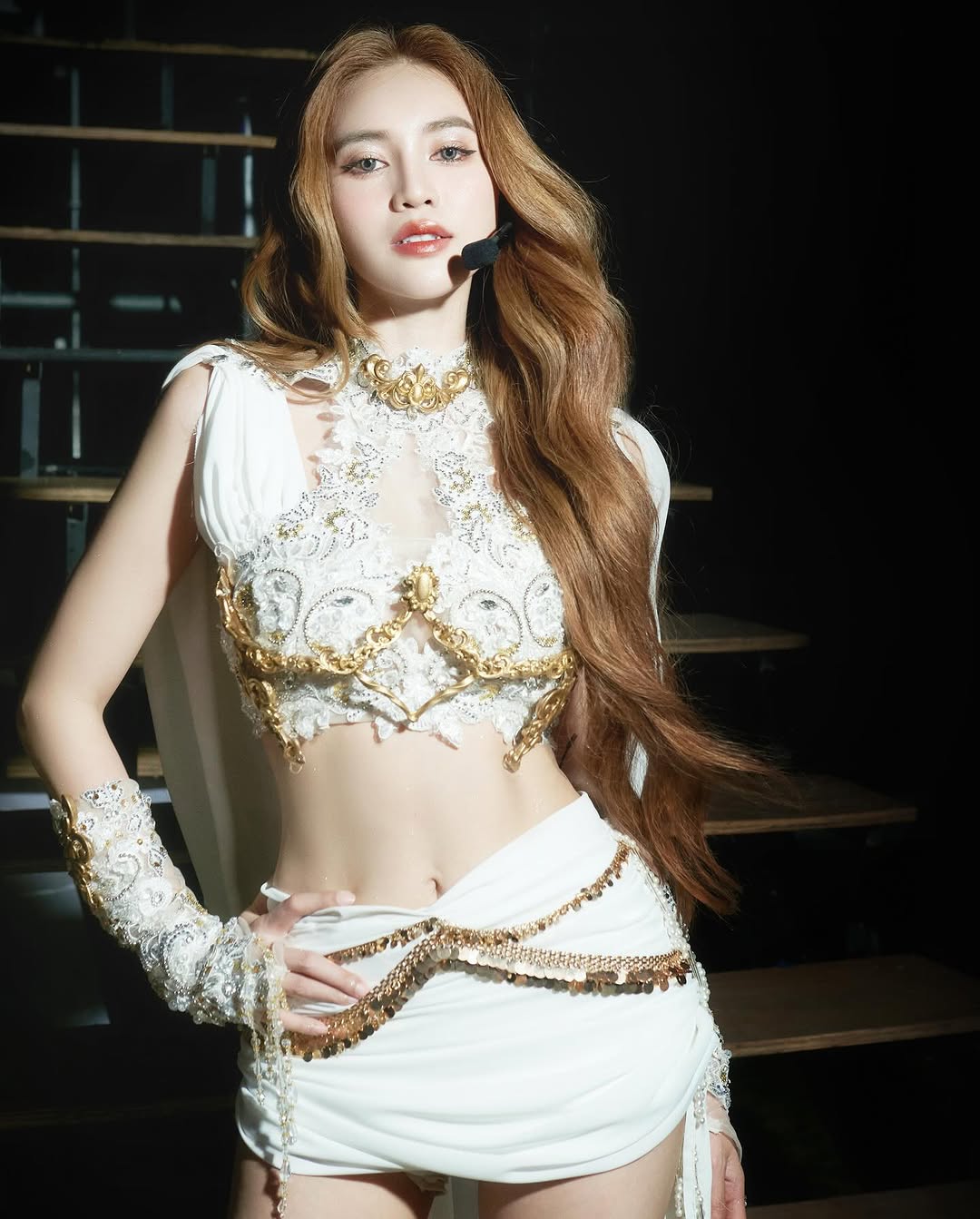 Hinh anh Cùng điểm lại loạt tạo hình sân khấu ấn tượng từ "hoa tay" của 5 stylist nổi bật tại concert Chị Đẹp vừa qua. 11