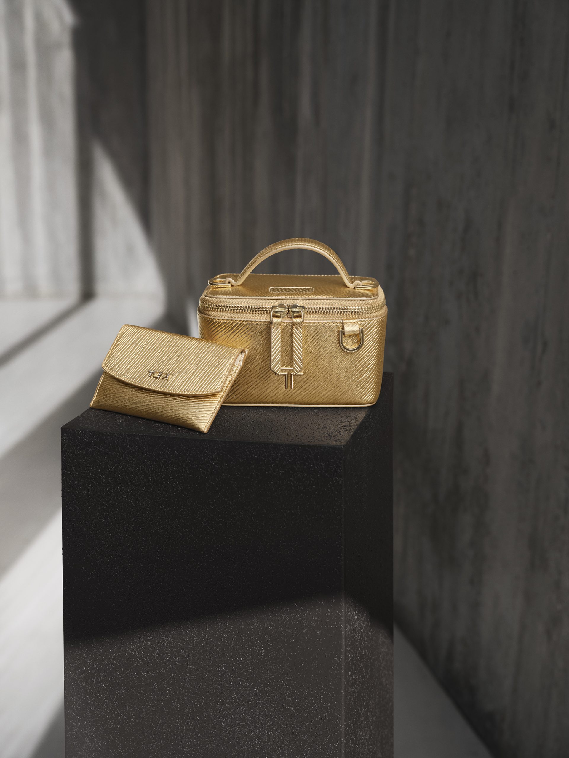 19 Degree Gold tumi