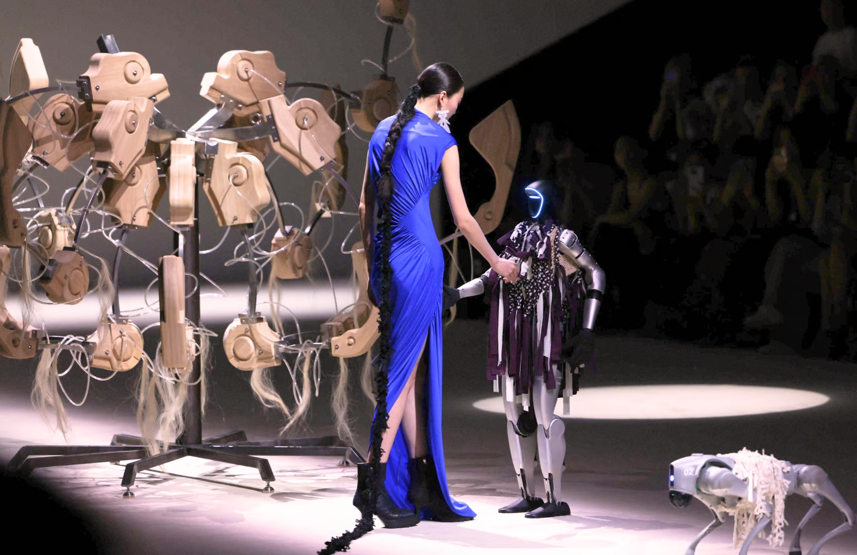 Hinh anh Khi robot sải bước trên sàn diễn thời trang Shanghai Fashion Week, người ta bắt đầu tự hỏi: đâu là ranh giới giữa sáng tạo con người và công nghệ? Một “cú twist” đầy chất khoa học viễn tưởng đã mở ra chương mới cho ngành công nghiệp thời trang – nơi AI không còn đứng sau hậu trường, mà đang “chiếm sóng” ngay cả trên sàn catwalk. 3
