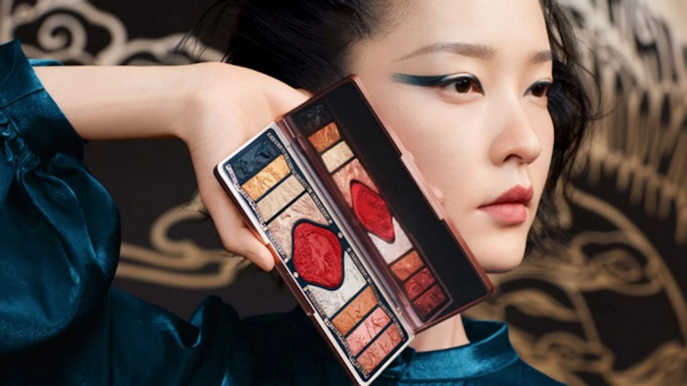 Hinh anh Các thương hiệu mỹ phẩm độc lập của Mỹ còn dễ bị tổn thương hơn nữa, nhiều thương hiệu trong số đó phụ thuộc đa số vào các nhà sản xuất Trung Quốc về bao bì và linh kiện. 2