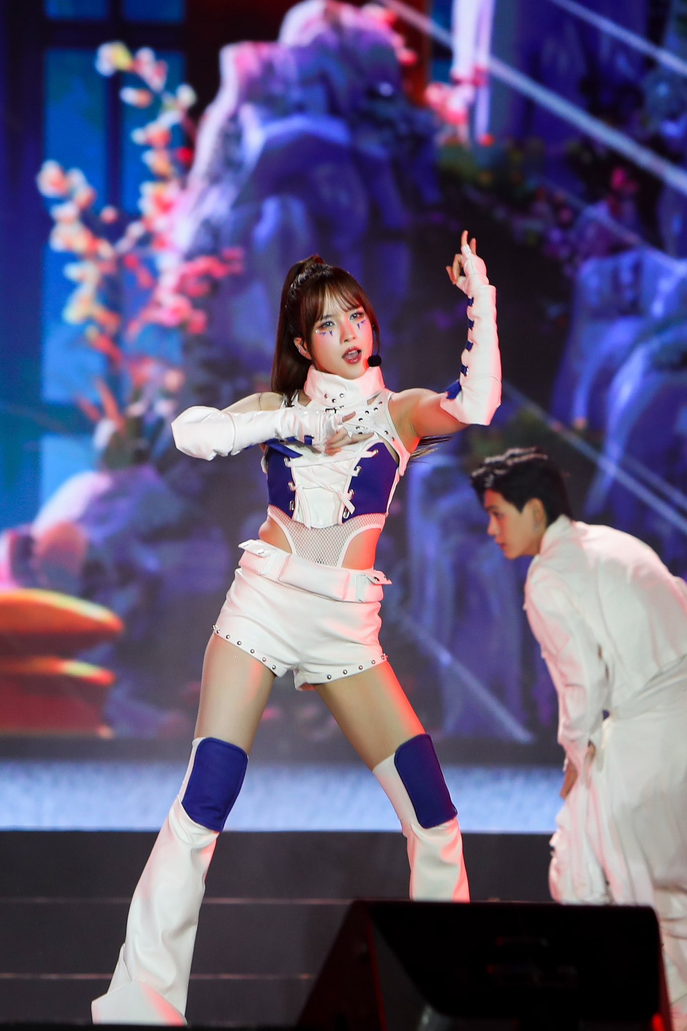 Hinh anh Cùng điểm lại loạt tạo hình sân khấu ấn tượng từ "hoa tay" của 5 stylist nổi bật tại concert Chị Đẹp vừa qua. 16