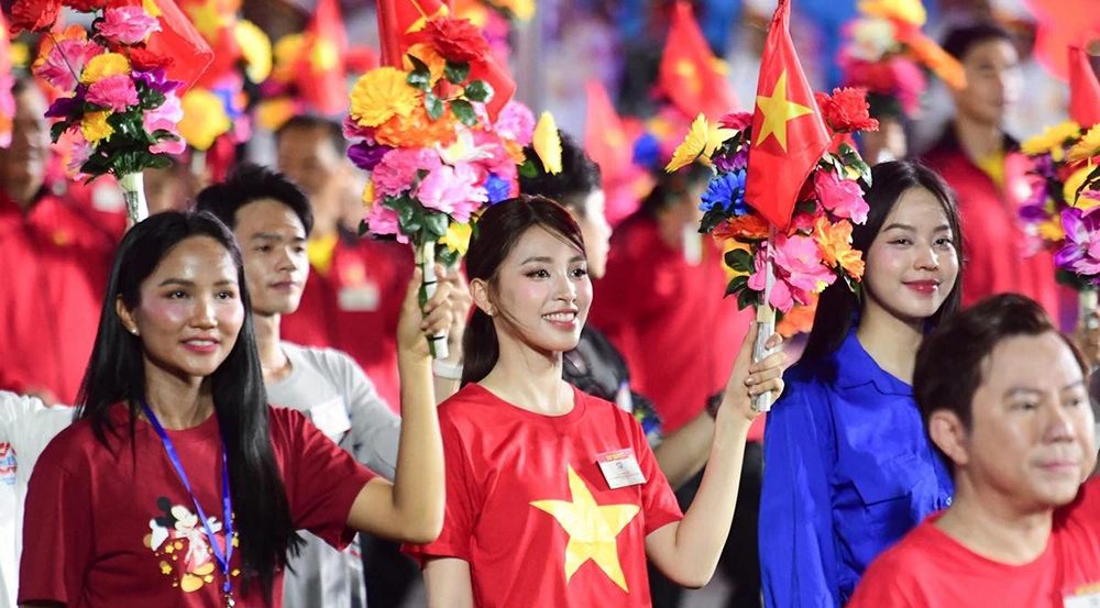 Hinh anh Tự hào màu đỏ sao vàng, Quốc kỳ phấp phới 50 năm hòa bình 9