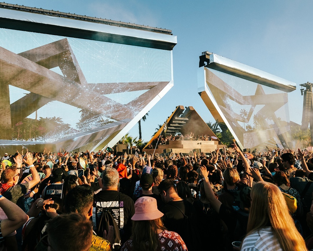 Hinh anh Coachella là một trong những đại nhạc hội quy mô lớn, nổi tiếng và thu nhiều lợi nhuận nhất Hoa Kỳ cũng như trên toàn thế giới. Năm 2017, lễ hội này chào đón 250.000 người, đạt lợi nhuận 114,6 triệu USD. 3