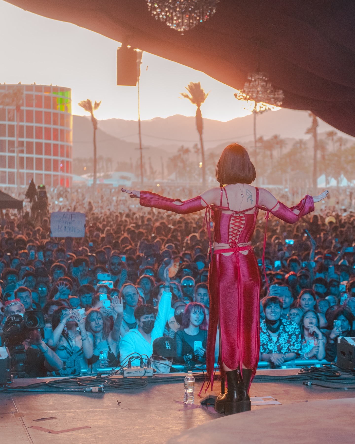 Hinh anh Coachella là một trong những đại nhạc hội quy mô lớn, nổi tiếng và thu nhiều lợi nhuận nhất Hoa Kỳ cũng như trên toàn thế giới. Năm 2017, lễ hội này chào đón 250.000 người, đạt lợi nhuận 114,6 triệu USD. 4