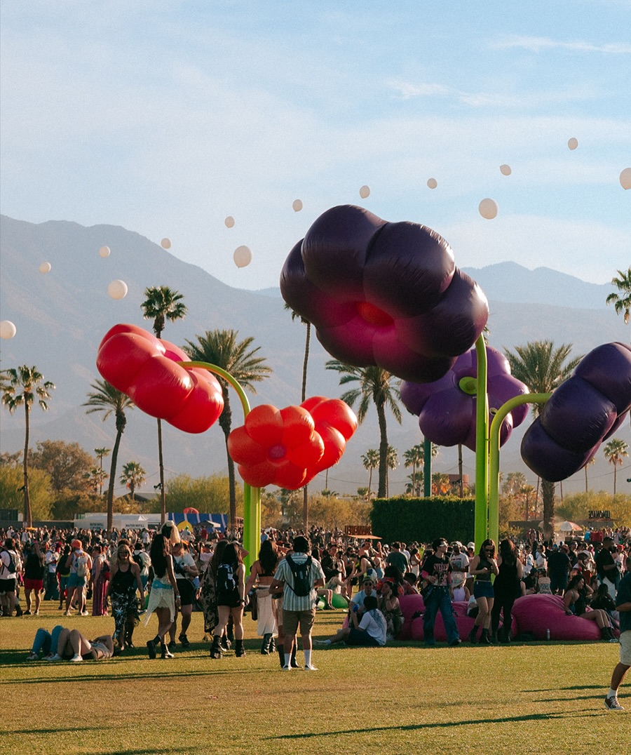 Hinh anh Coachella là một trong những đại nhạc hội quy mô lớn, nổi tiếng và thu nhiều lợi nhuận nhất Hoa Kỳ cũng như trên toàn thế giới. Năm 2017, lễ hội này chào đón 250.000 người, đạt lợi nhuận 114,6 triệu USD. 2