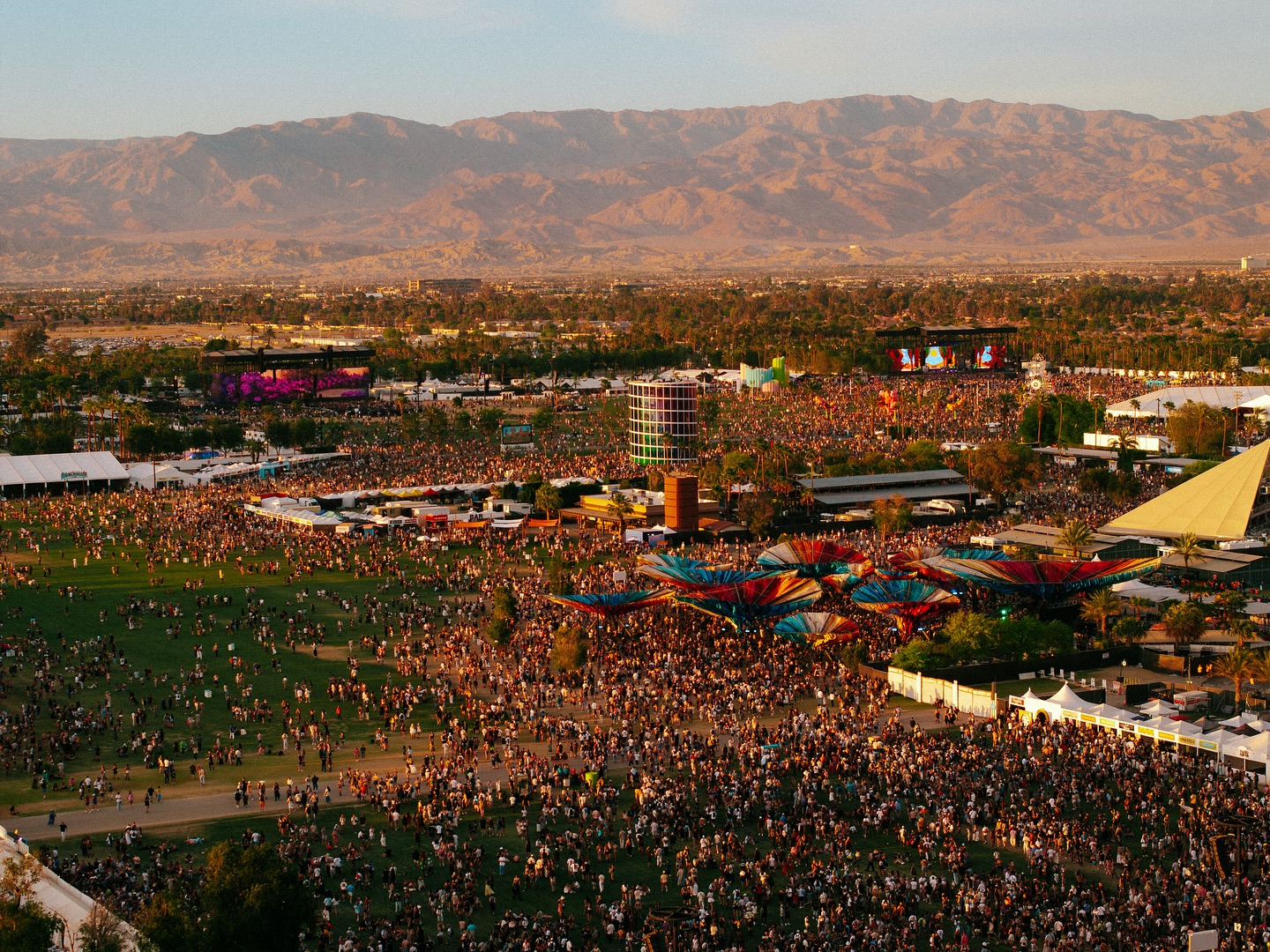 Hinh anh Coachella là một trong những đại nhạc hội quy mô lớn, nổi tiếng và thu nhiều lợi nhuận nhất Hoa Kỳ cũng như trên toàn thế giới. Năm 2017, lễ hội này chào đón 250.000 người, đạt lợi nhuận 114,6 triệu USD. 1