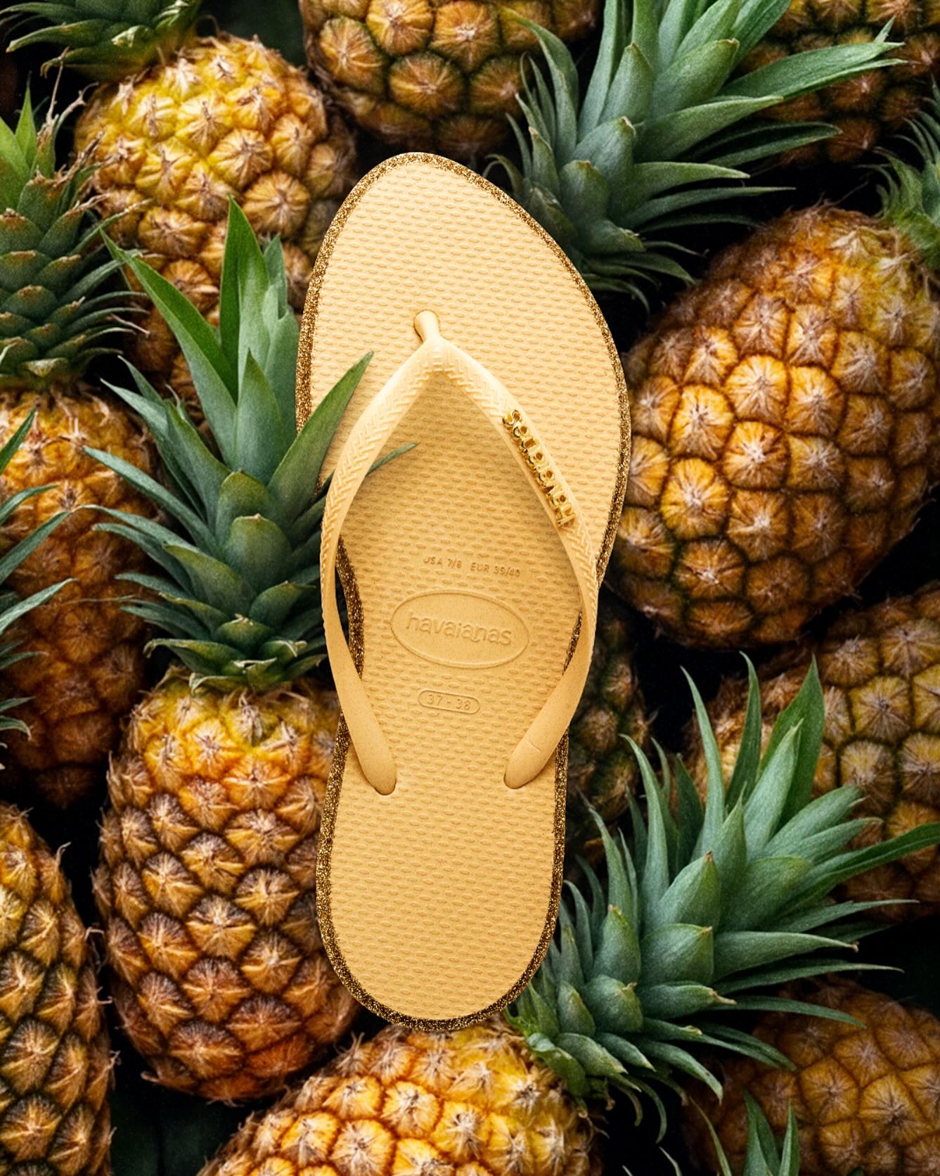 Hinh anh Flip-flops đã đi một chặng đường dài từ bãi biển đến sàn catwalk. Và giờ đây, với hình ảnh của siêu mẫu Gigi Hadid, havaianas tiếp tục viết nên một chương mới cho đôi dép biểu tượng của mùa hè. 1