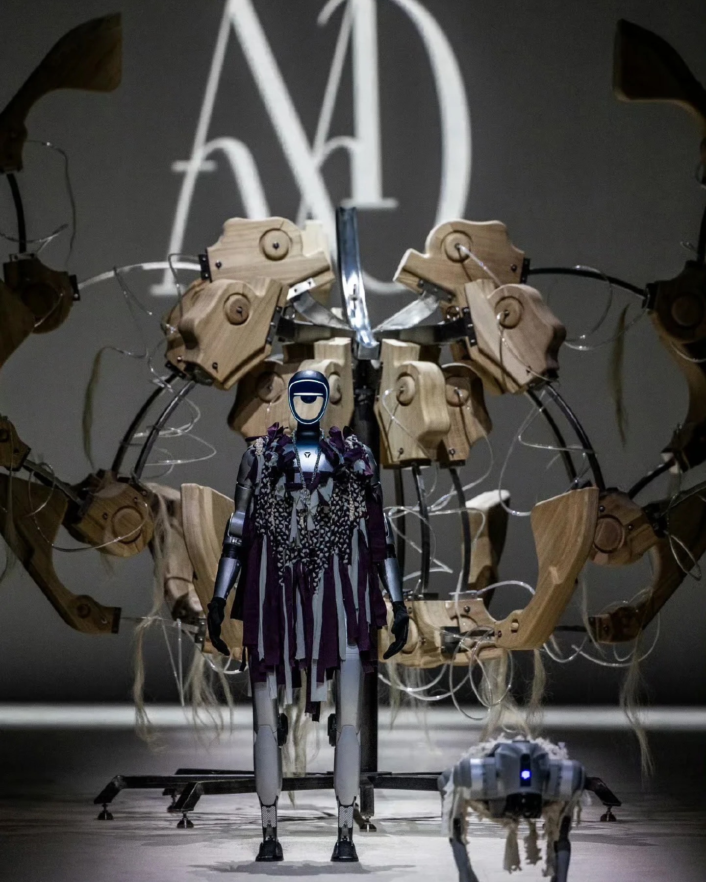 Hinh anh Khi robot sải bước trên sàn diễn thời trang Shanghai Fashion Week, người ta bắt đầu tự hỏi: đâu là ranh giới giữa sáng tạo con người và công nghệ? Một “cú twist” đầy chất khoa học viễn tưởng đã mở ra chương mới cho ngành công nghiệp thời trang – nơi AI không còn đứng sau hậu trường, mà đang “chiếm sóng” ngay cả trên sàn catwalk. 4