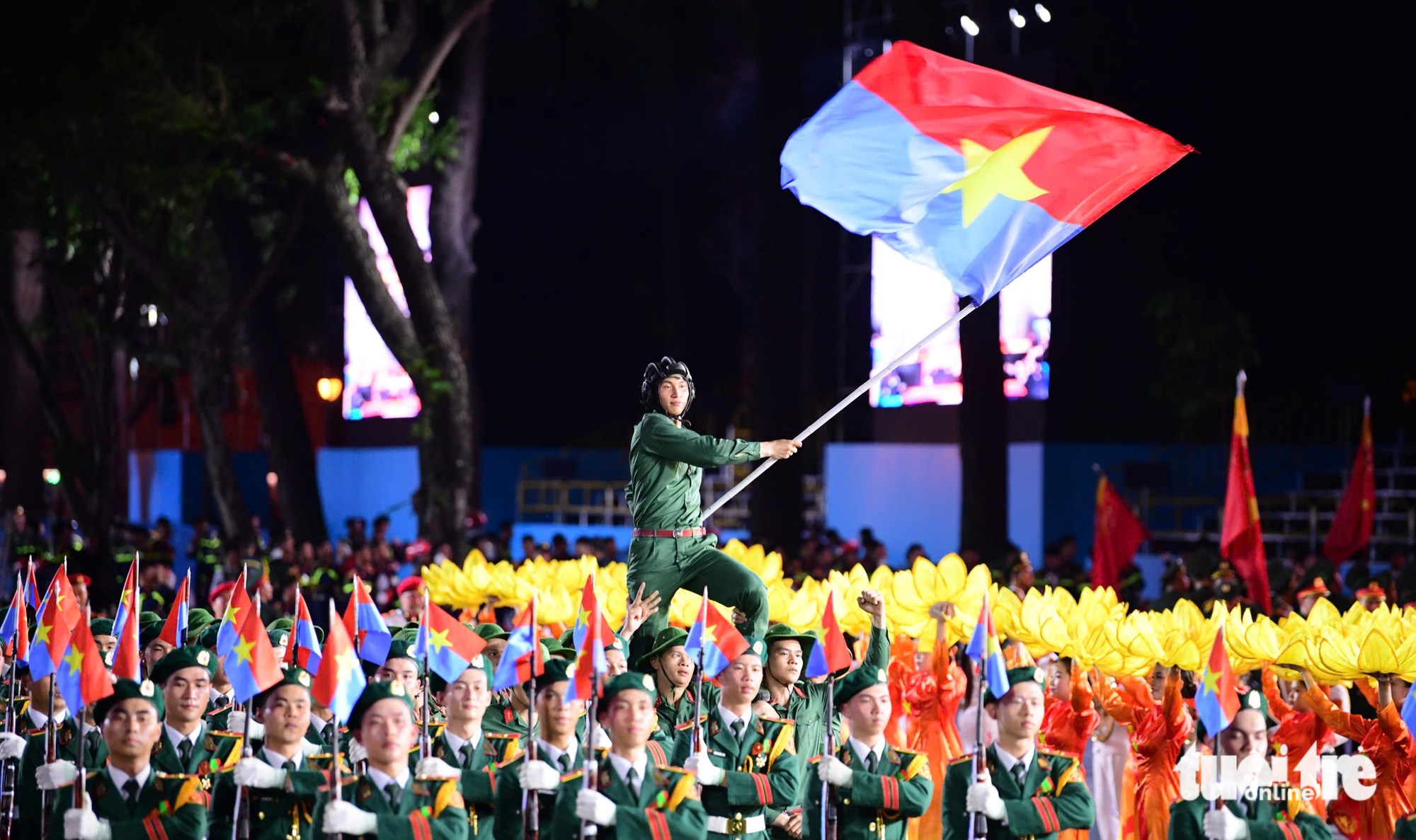 Hinh anh Đẹp nhất lúc này là quân phục trên vai những dân quân yêu nước 1