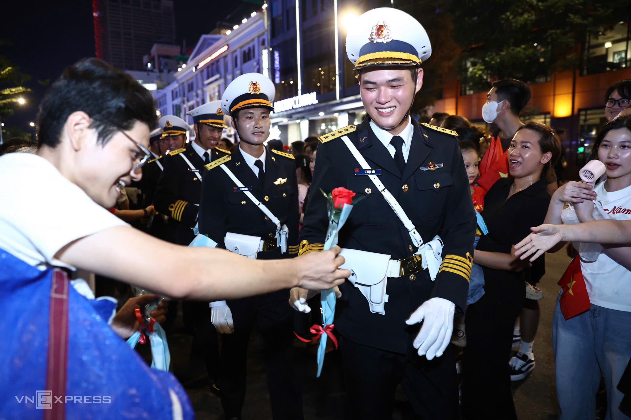 Hinh anh Đẹp nhất lúc này là quân phục trên vai những dân quân yêu nước 6