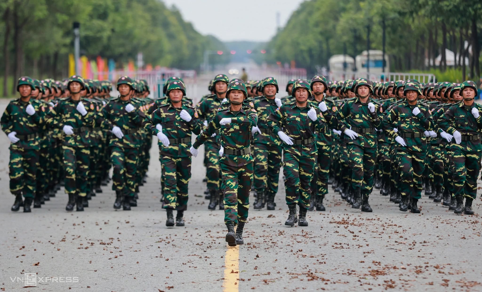 Hinh anh Đẹp nhất lúc này là quân phục trên vai những dân quân yêu nước 5