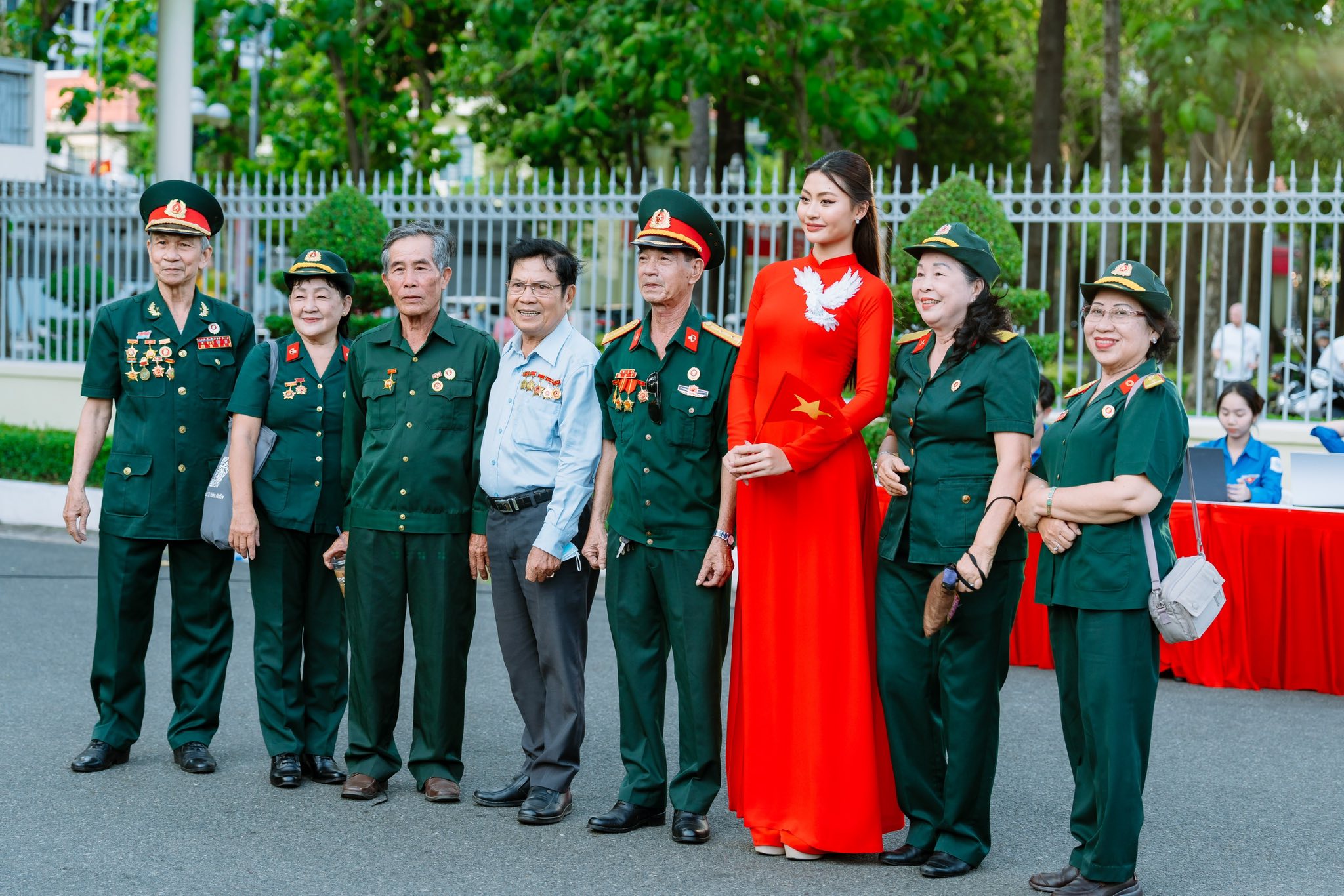 SR News: Mừng đại lễ 50 năm Giải phóng miền Nam, Mỹ nhân Việt trong tà áo dài, Chi Pu - The next "Friend of the House" của Gucci?...
