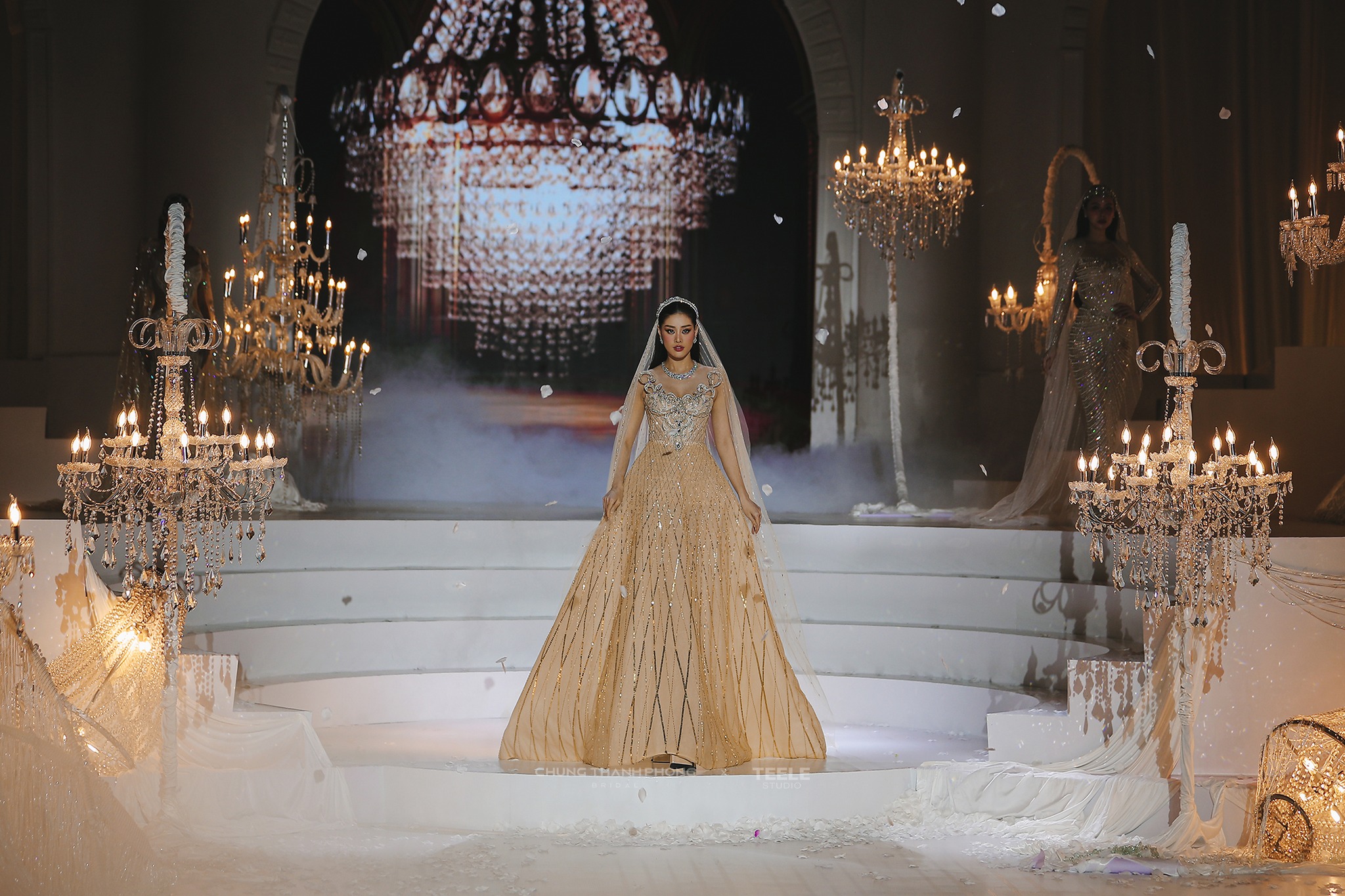 Hinh anh Loạt mỹ nữ "lên xe hoa" với Chung Thanh Phong tại Vietnam Wedding Fest 3