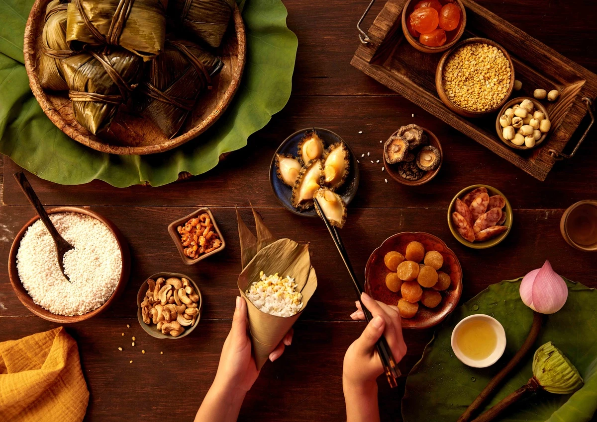 Hinh anh Kỹ thuật gói và luộc - sự tinh tế từ đôi tay người làm bánh 1